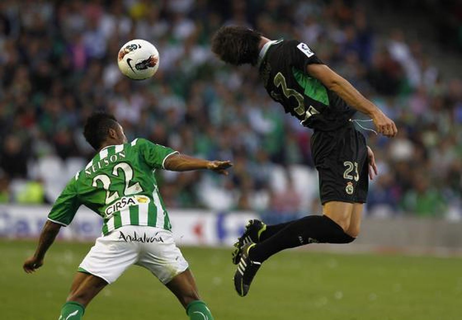 El Betis pierde una oportunidad para distanciarse del descenso y hundir al Racing de Santander (1-1). / Antonio Pizarro