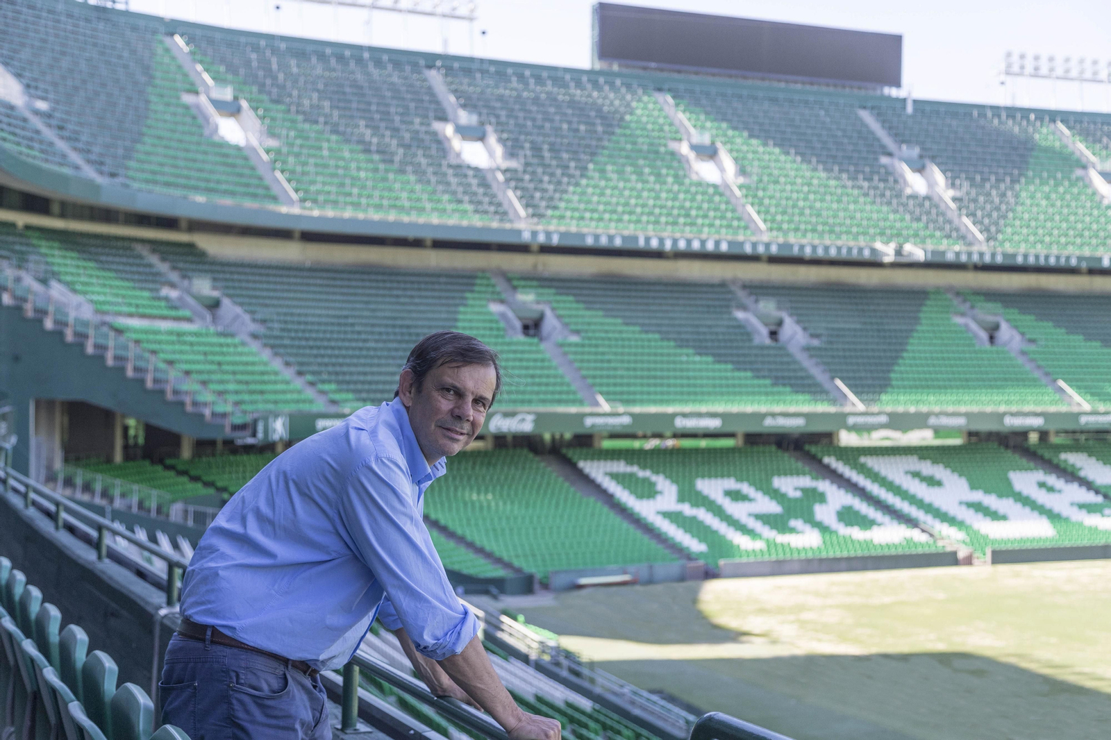 Juanma Rodríguez, director deportivo del Betis Energía Plus, en el estadio Benito Villamarín.
