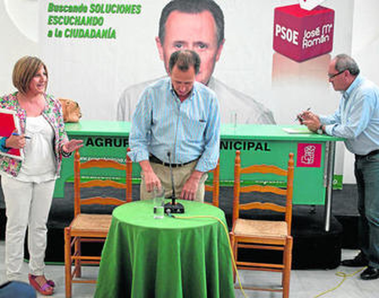José María Román, en el centro, con Irene García y Juan Cornejo, ayer en la Casa del Pueblo de Chiclana.