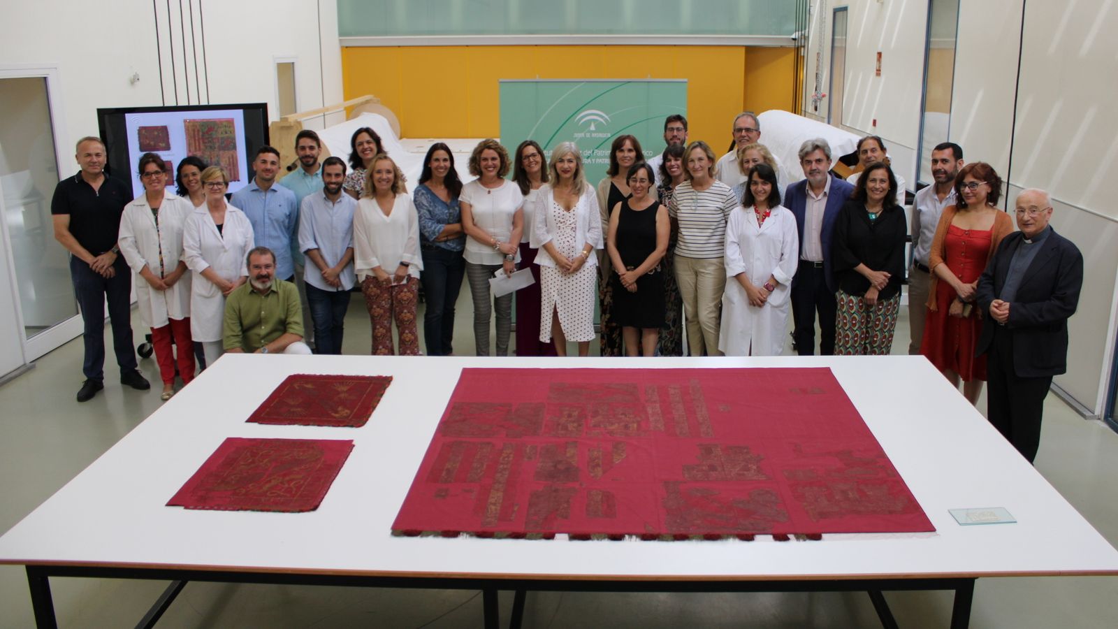 Las autoridades con los técnicos del taller de textiles del IAPH.