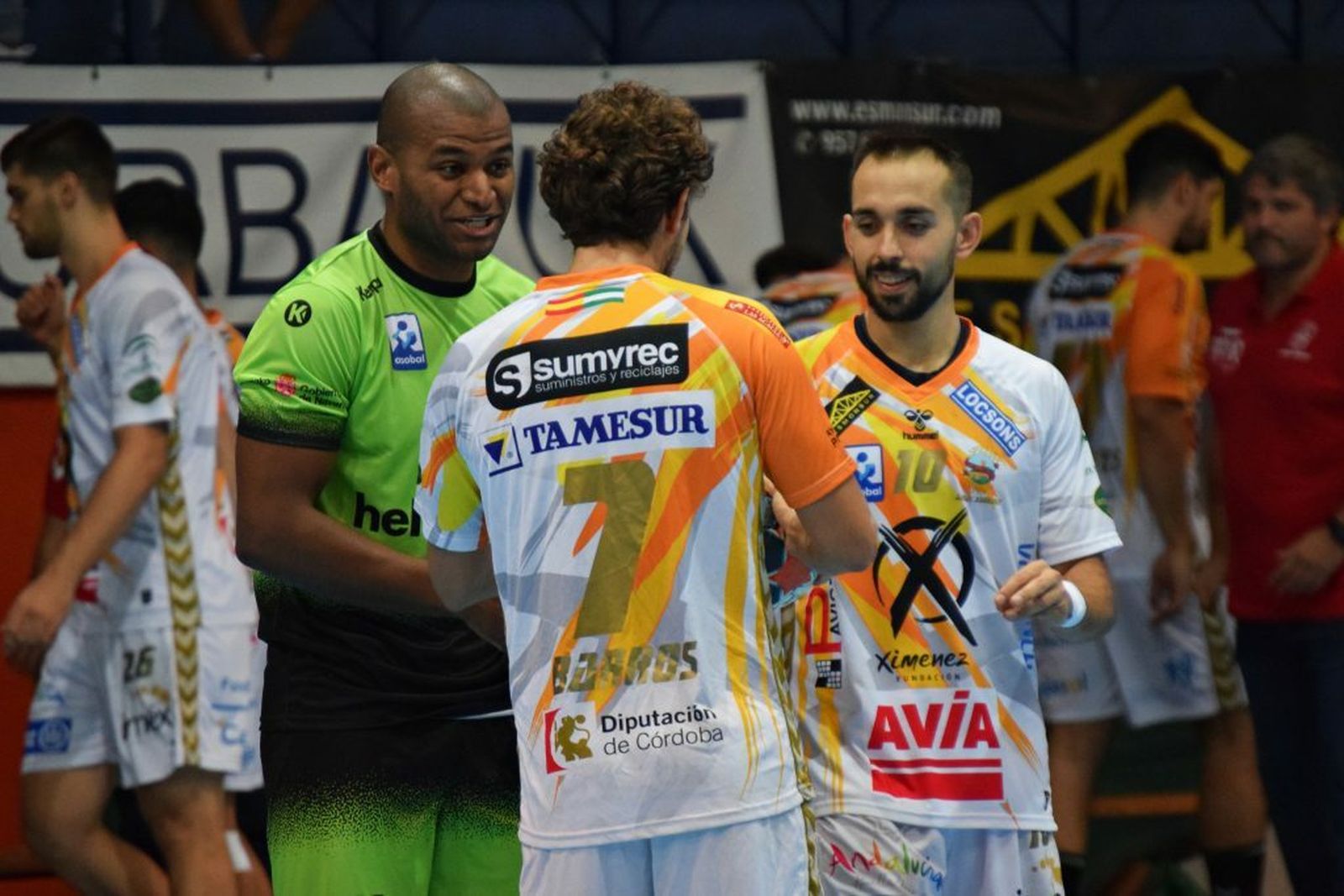 Cuenca y Barros, del Ángel Ximénez-Avia, dialogan con un jugador del Anaitasuna.