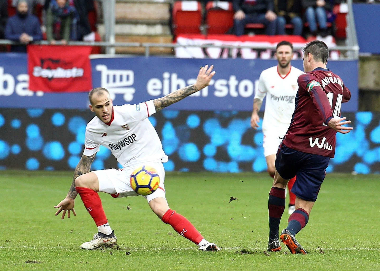 El atacante canario Sandro, que ayer debutó con el Sevilla, intenta cortar un pase del centrocampista armero Dani García.