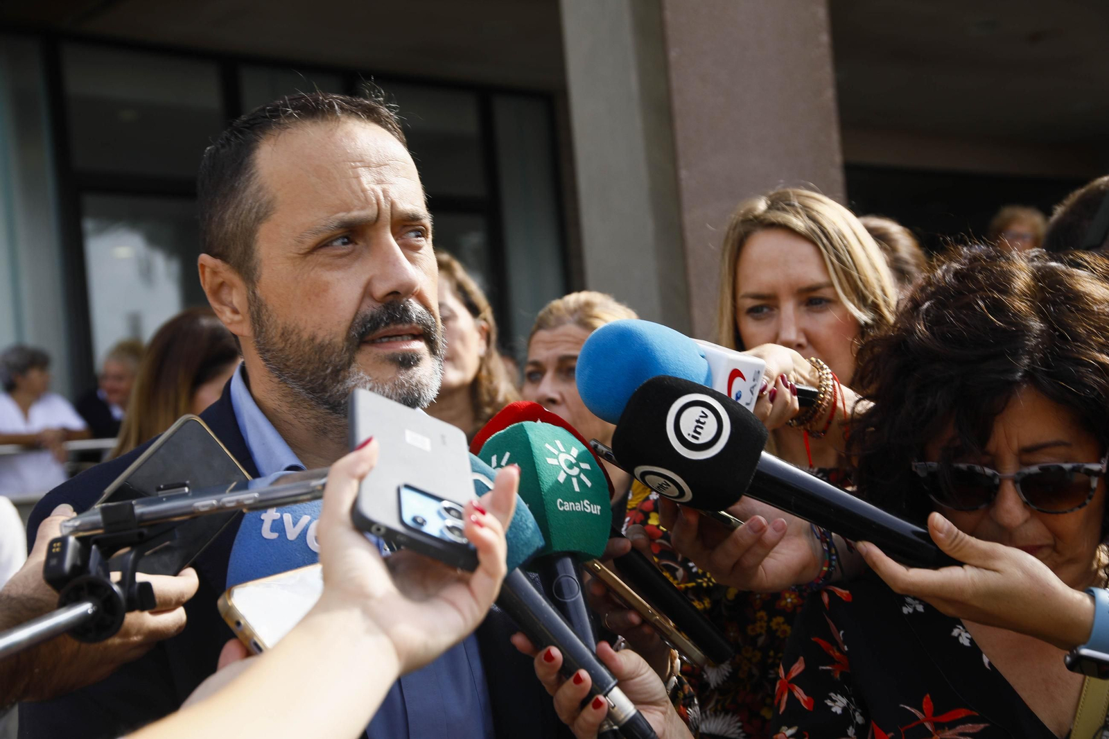 Las imágenes de la concentracion por el asesinato de Maria Nieves GP en la residencia del Zapillo en Almería