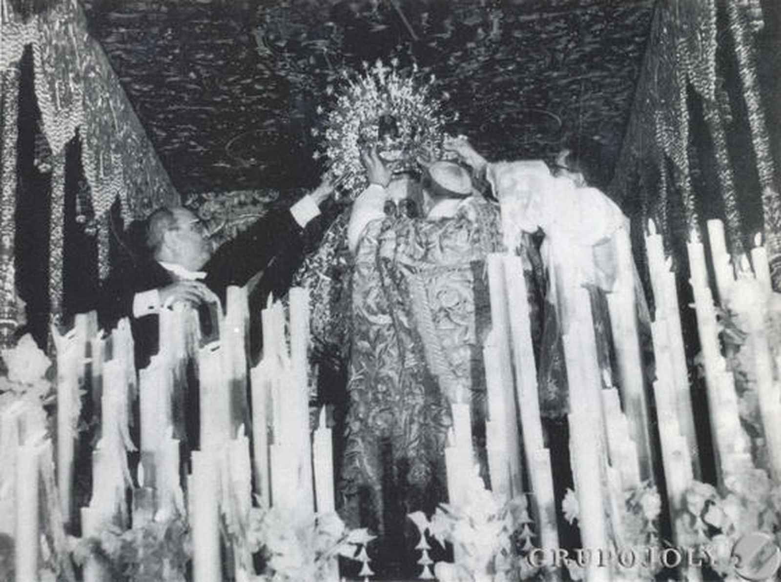 El cardenal Bueno Monreal durante la coronación.