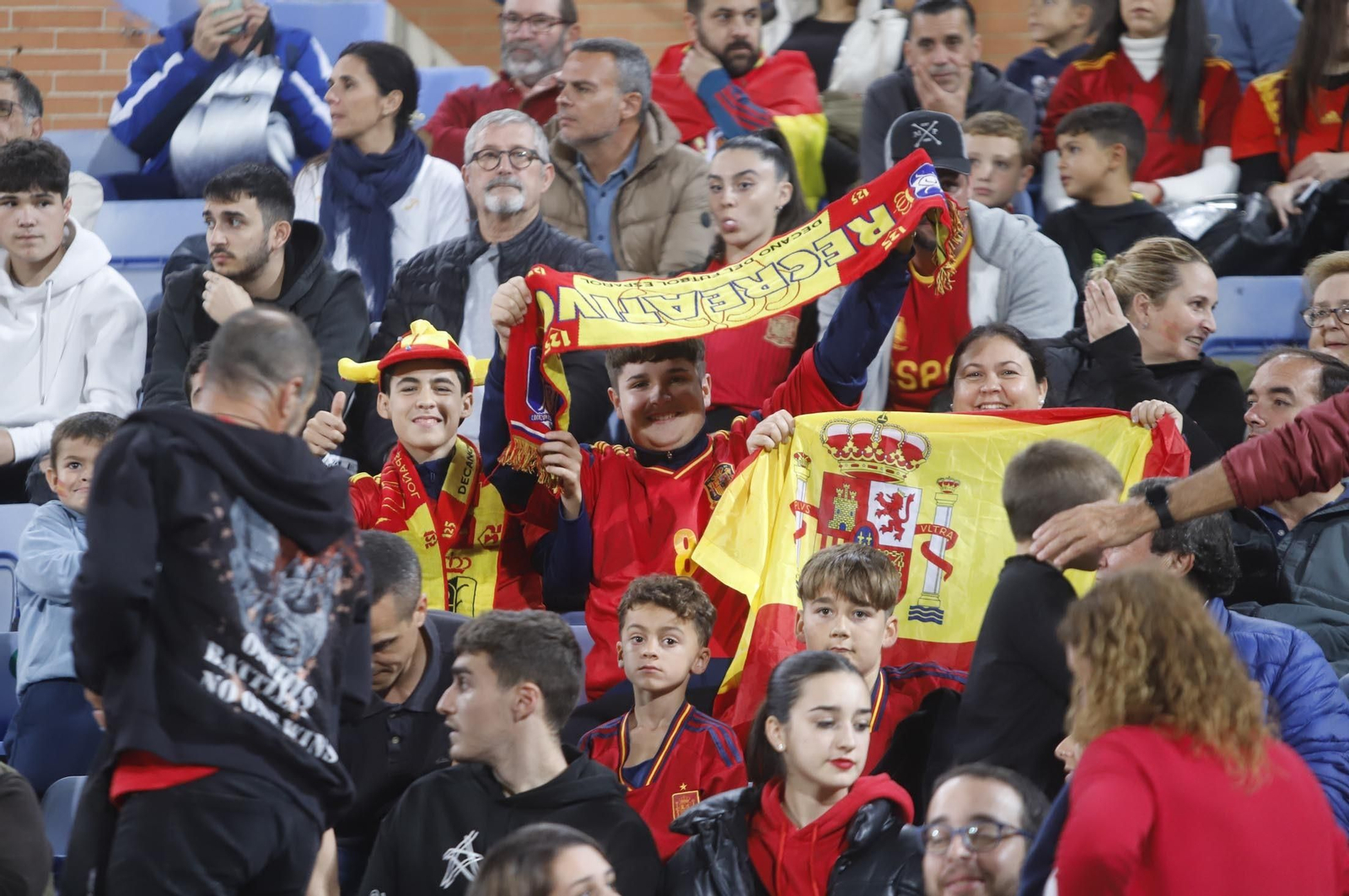 Gran ambiente para ver la selección española sub-21 en Huelva
