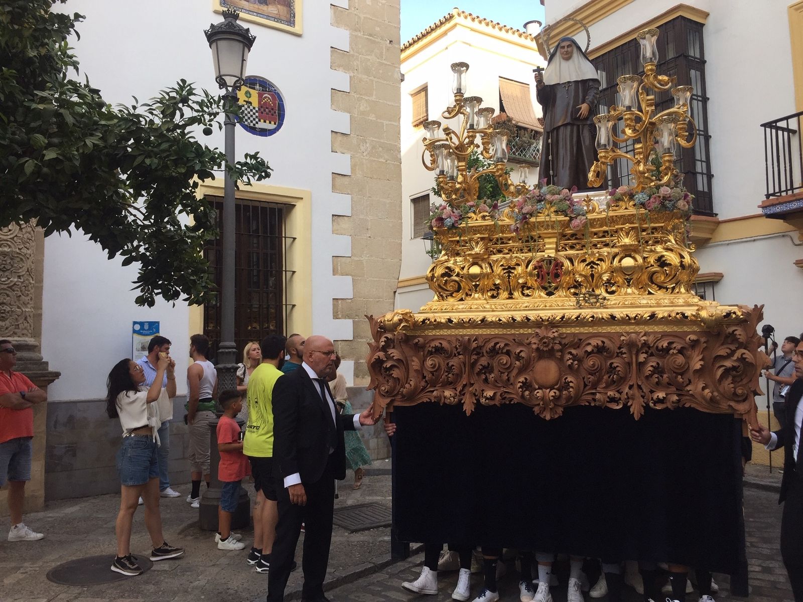 Santa Ángela a la altura de la plaza Compañía.