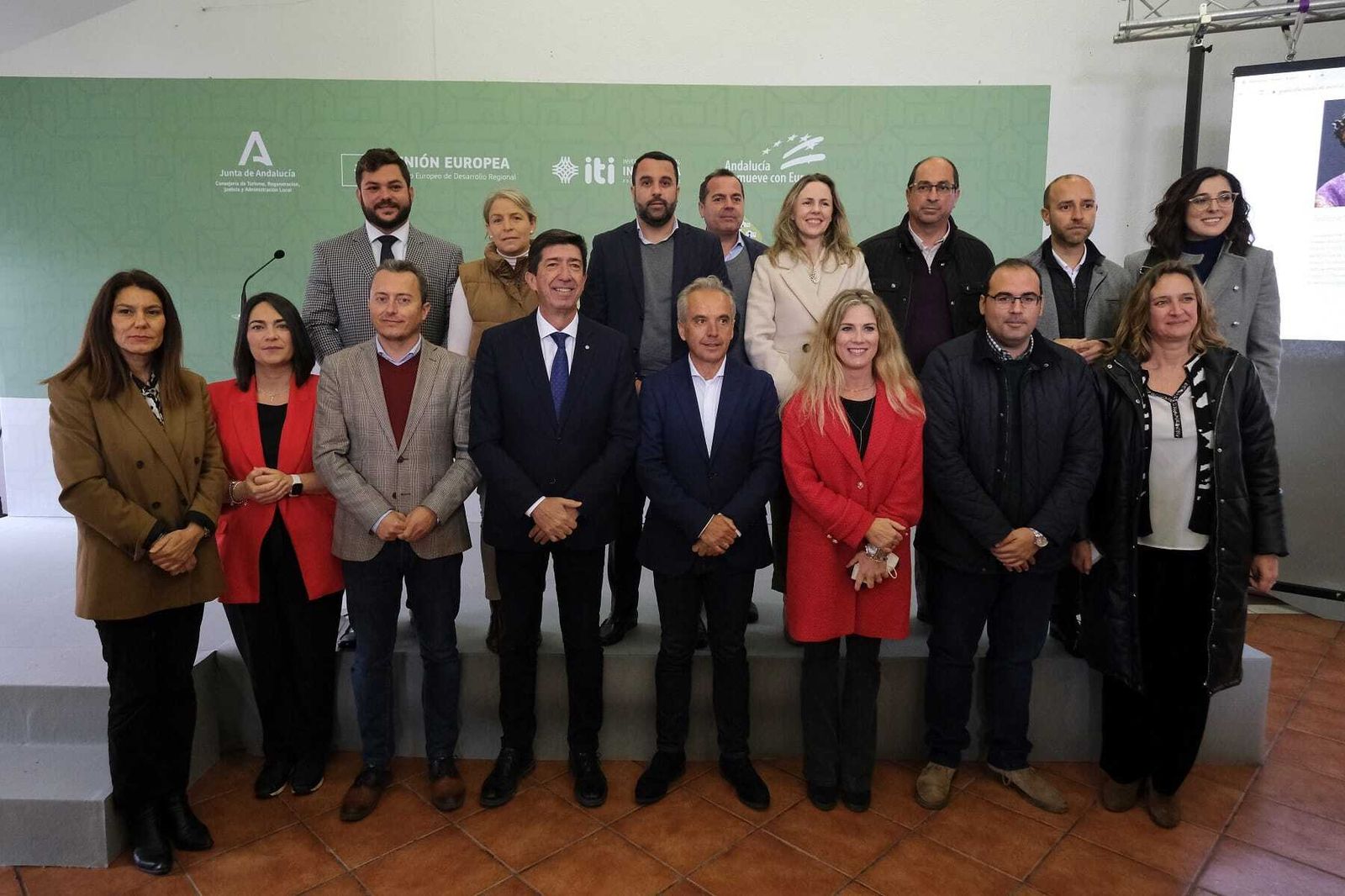 El vicepresidente de la Junta Juan Marín con alcaldes de la Sierra y otras autoridades, en Villaluenga.