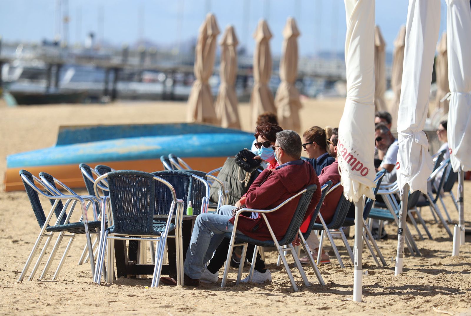 Varias mesas de la terraza de un bar de El Rompido al completo al mediodía de ayer domingo.