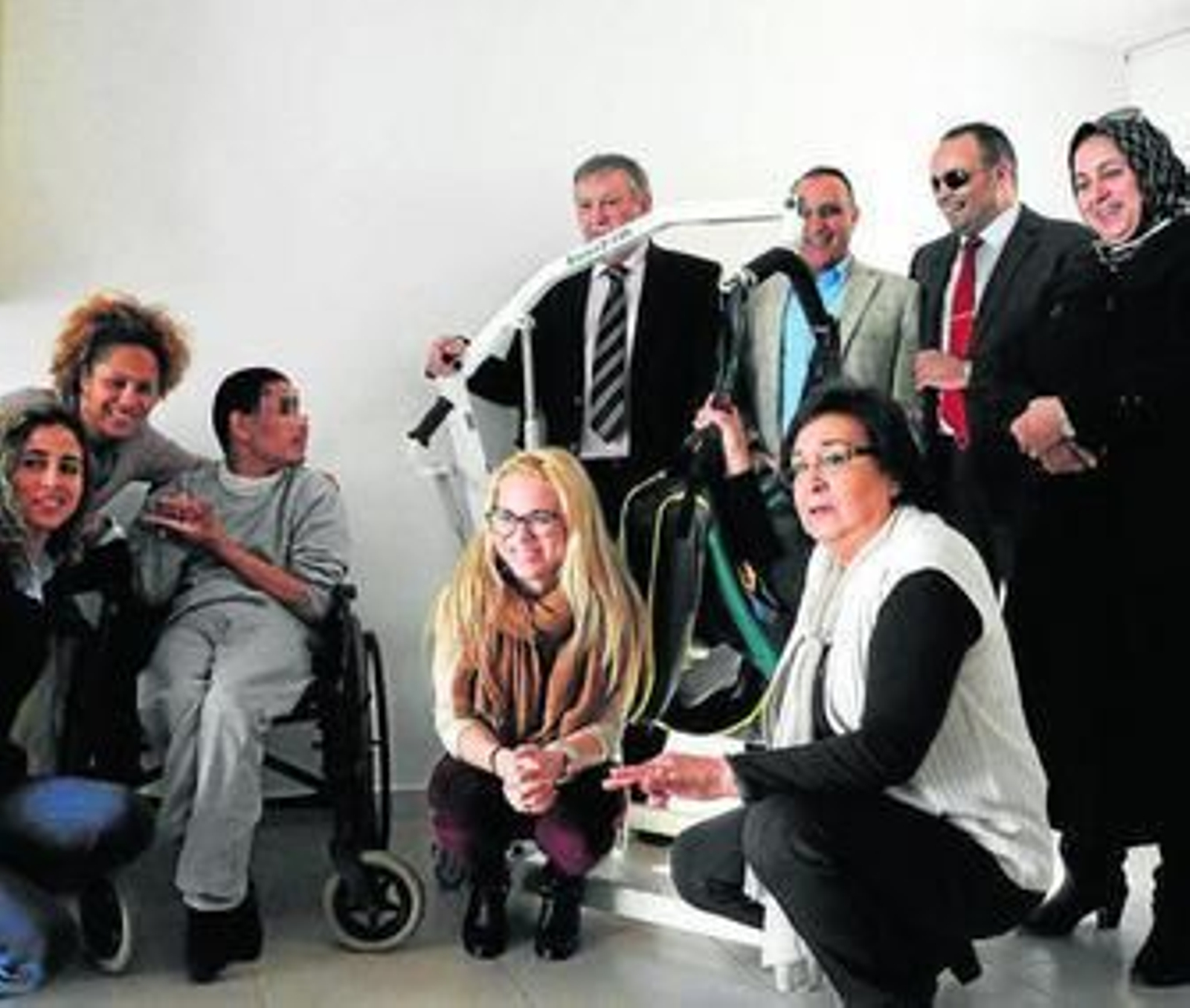 Un instante de la entrega del material en el centro Dari de Tetuán.