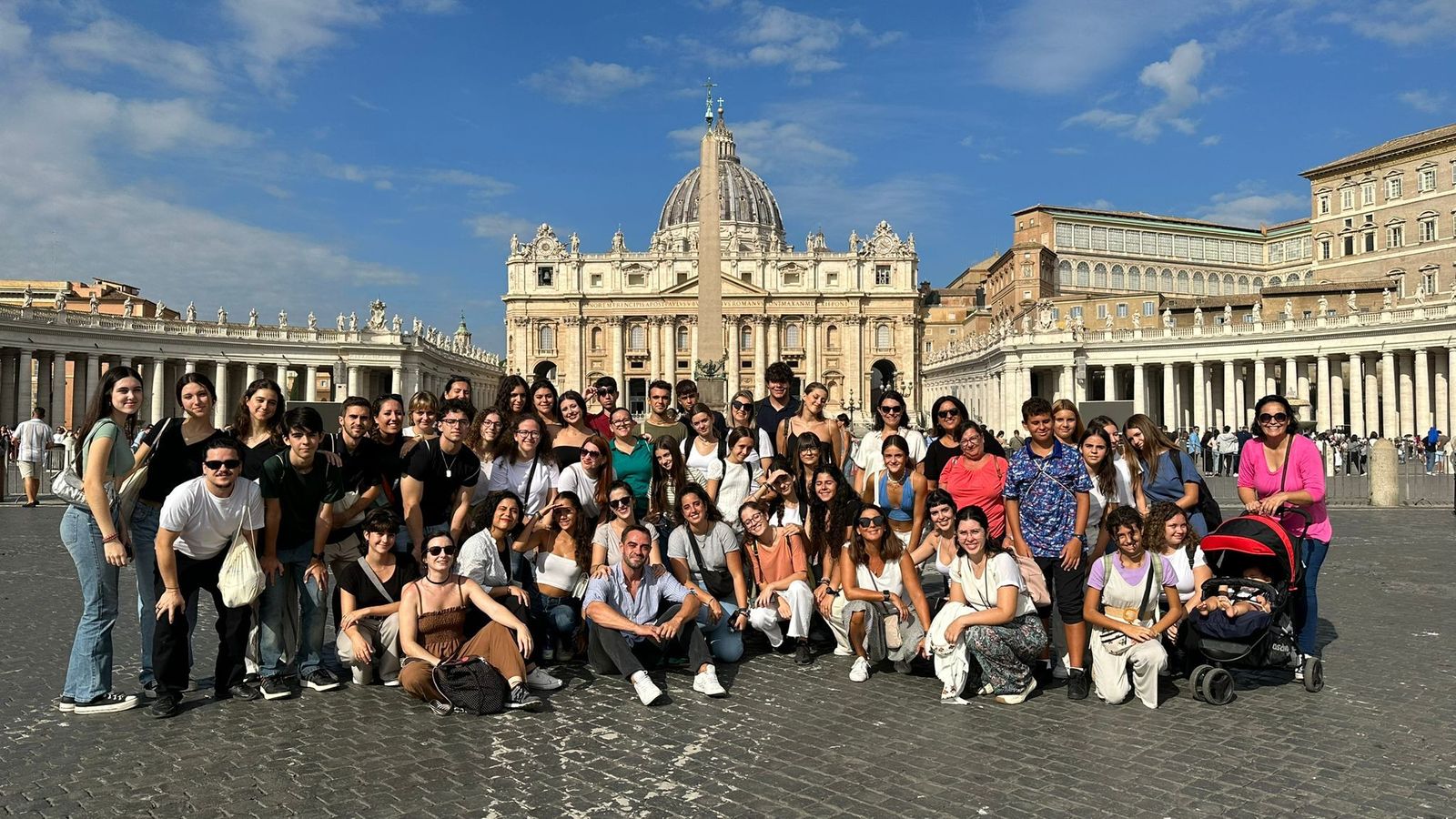 La coral, posando ante el Vaticano, donde ofrecerán un concierto.