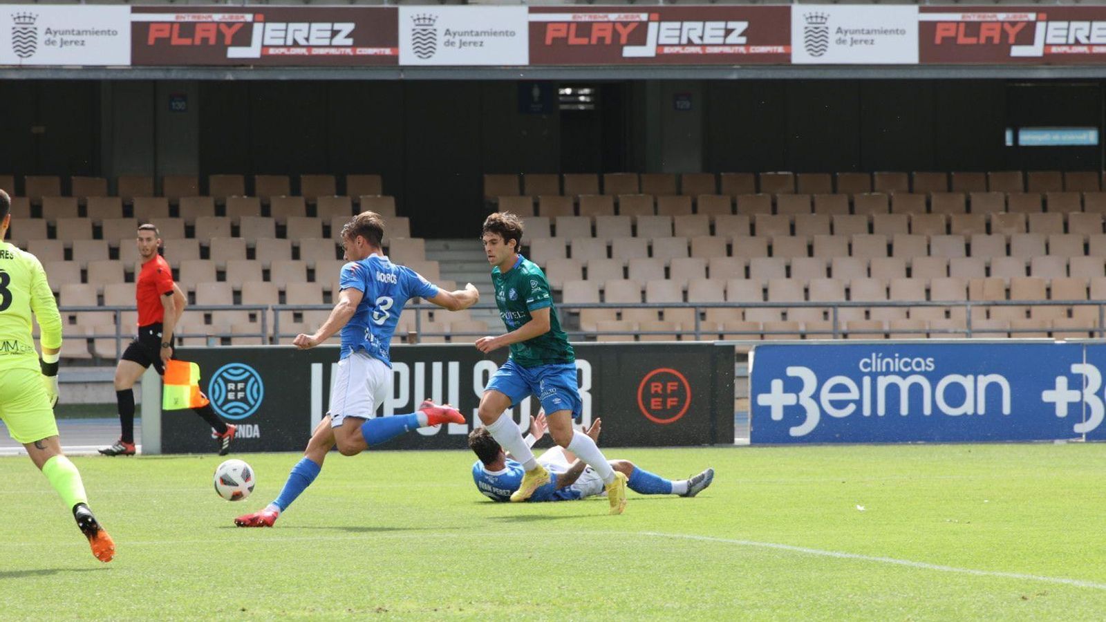 Guille Donoso no llega a un balón que despeja Morros.