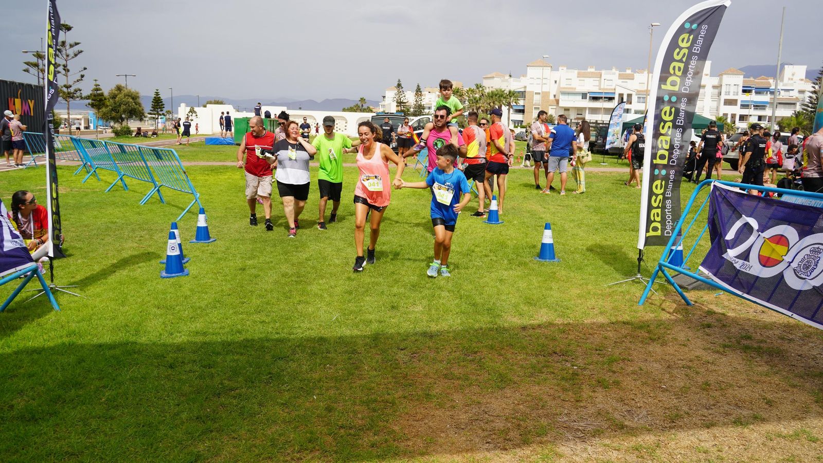 Varios de los participantes de la I Ruta 091 Anfibia por ‘Tierra y Mar’ durante el desarrollo de la prueba.