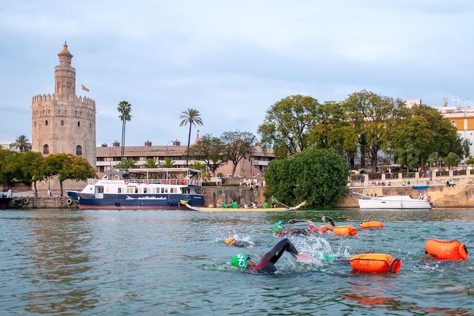 Triatlón a lo largo del Guadalquivir a beneficio de la Fundación Vicente Ferrer