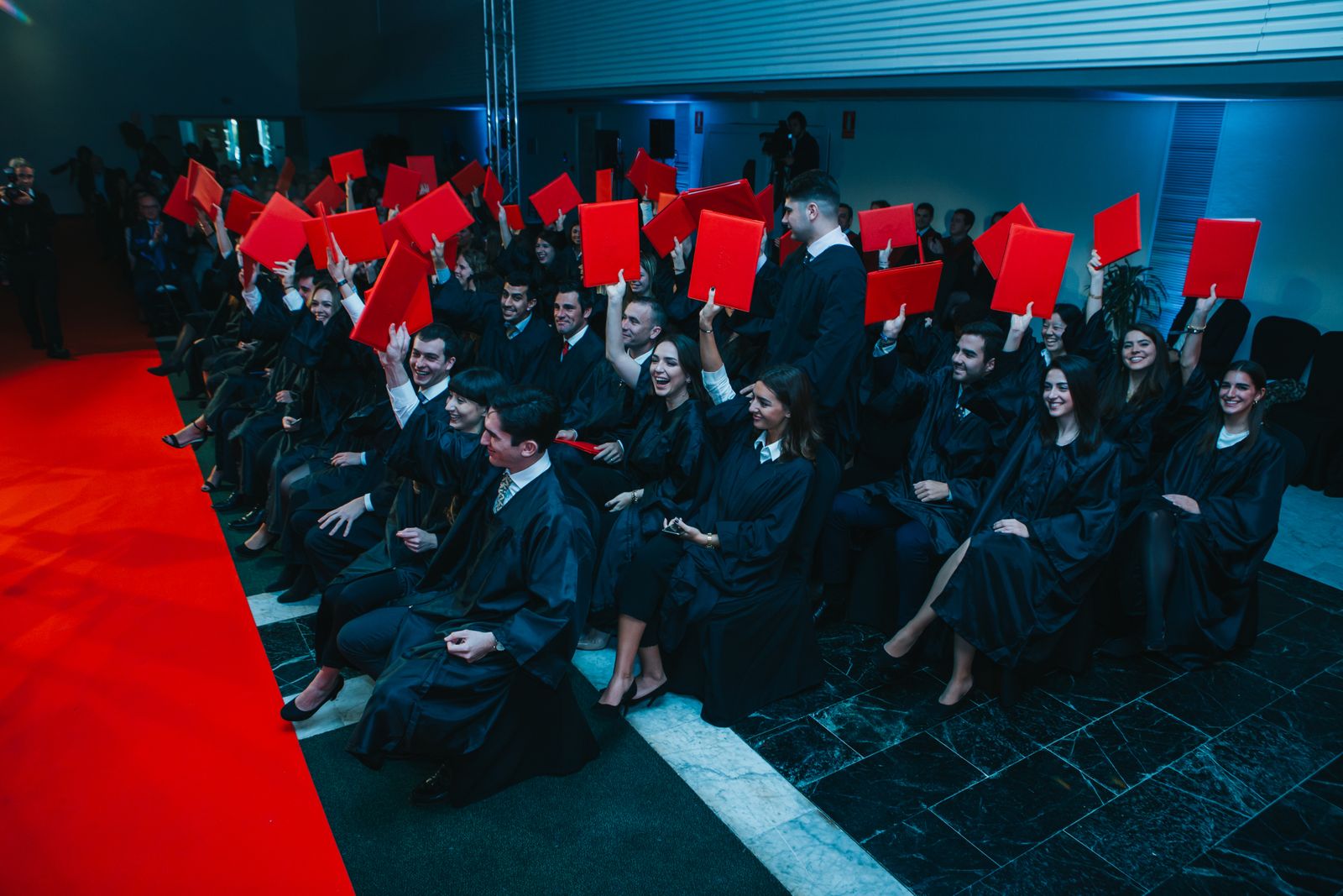 Los nuevos alumnos graduados en la escuela Les Roches de Marbella.
