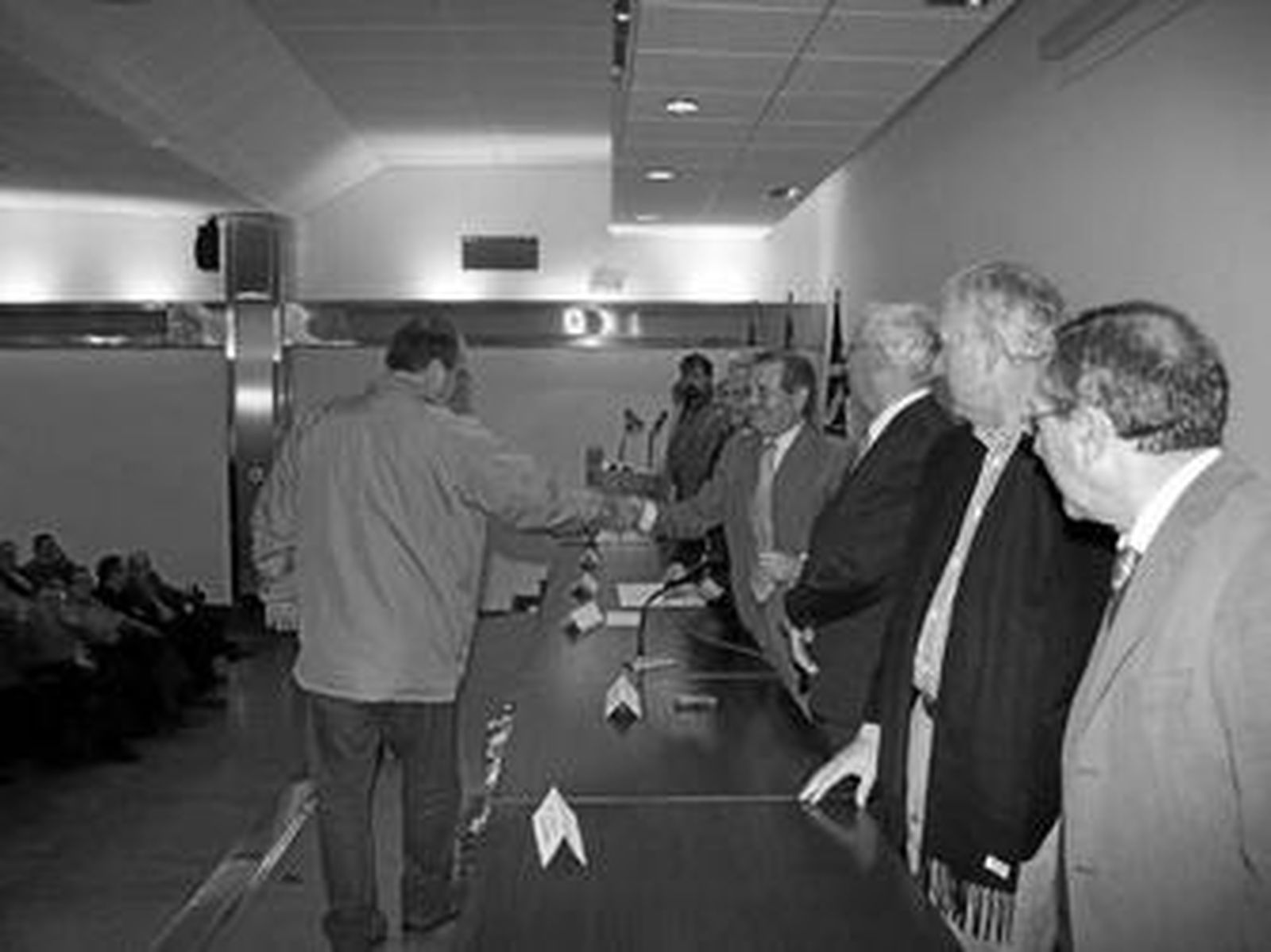 José Luis Masi entrega, ayer, uno de los reconocimientos.