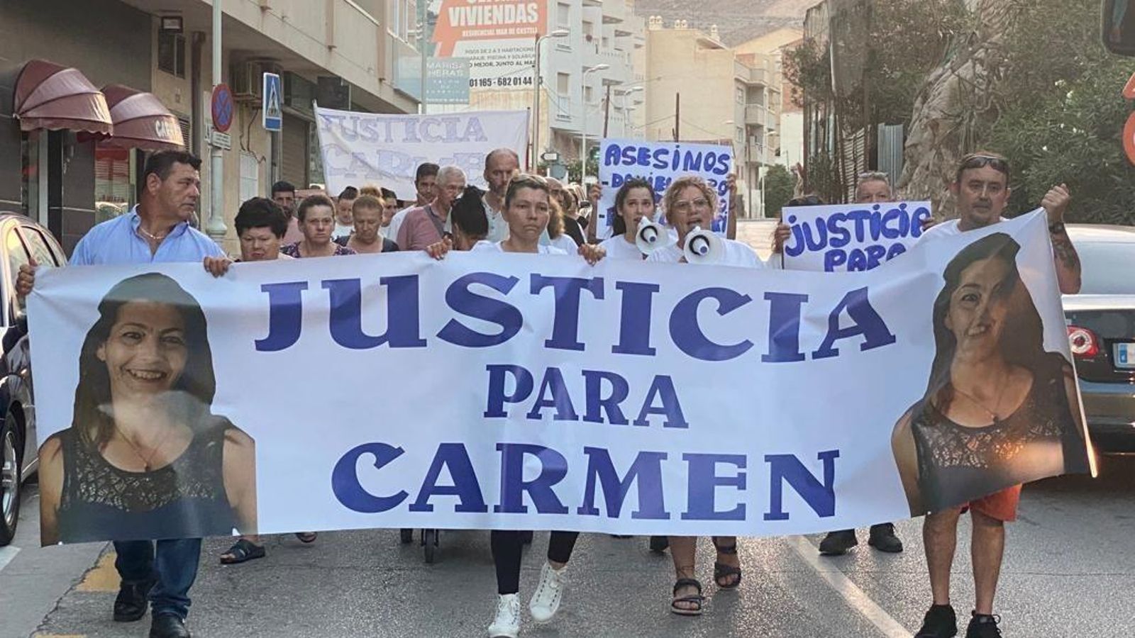 Allegados a la mujer asesinada, durante una manifestación en Castell de Ferro
