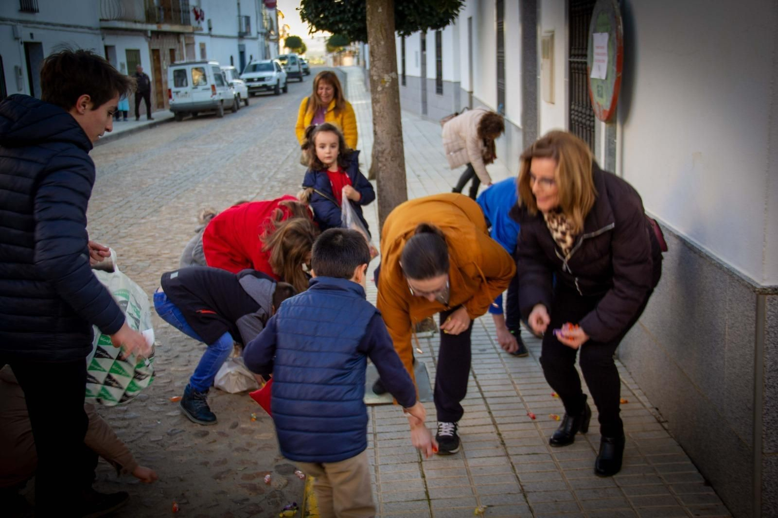 El carbonero recorre Los Blázquez para regañar a quienes se han portado mal El carbonero recorre Los Blázquez para regañar a quienes se han portado mal