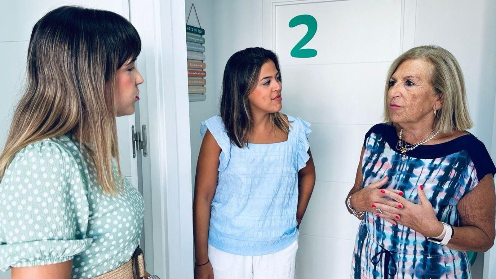 La concejala Carmen Lara, durante la reunión con las representantes del gabinete de psicólogía.