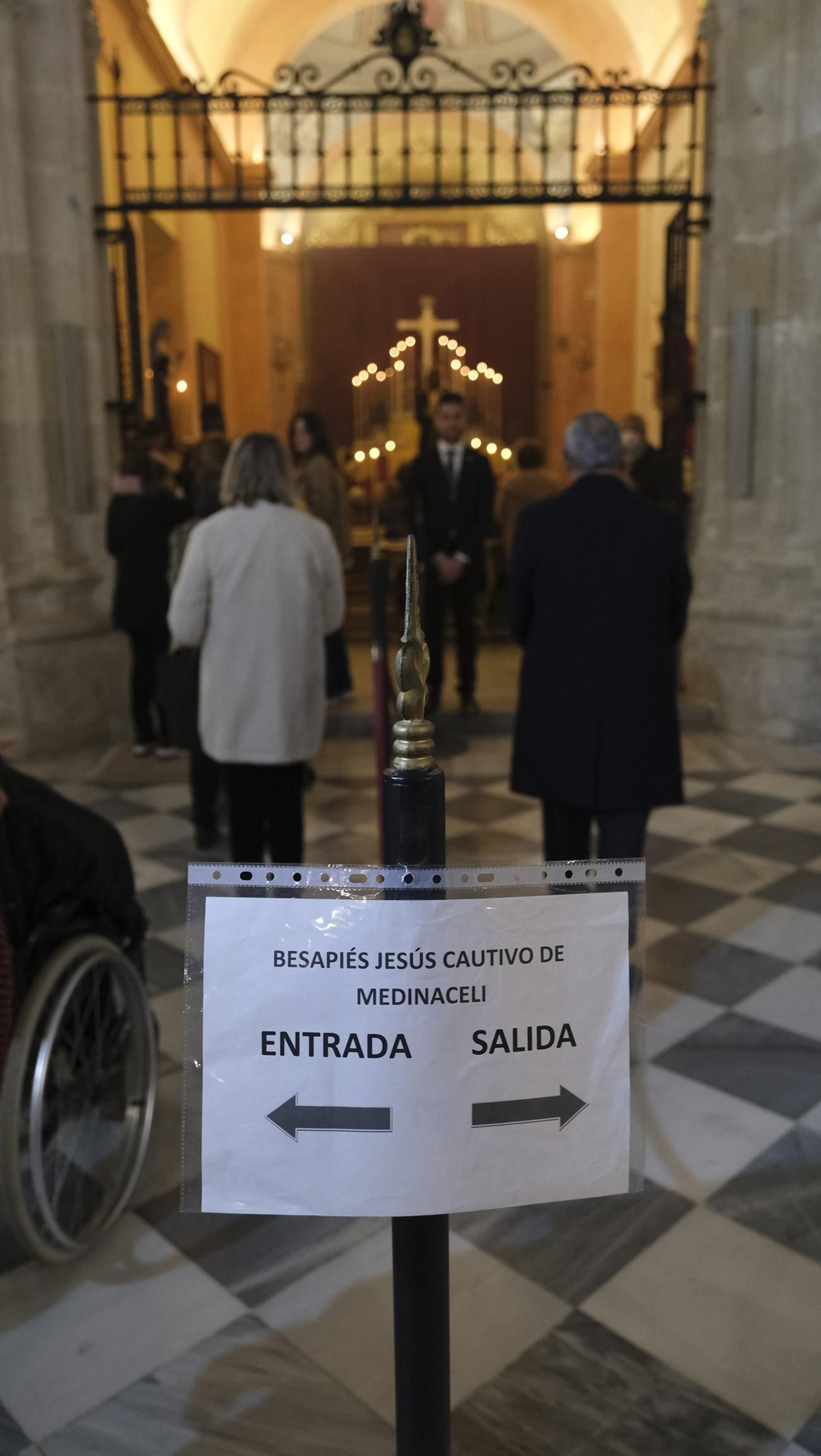 Imágenes del multitudinario besapiés del Cristo de Medinaceli en la Catedral de Almería