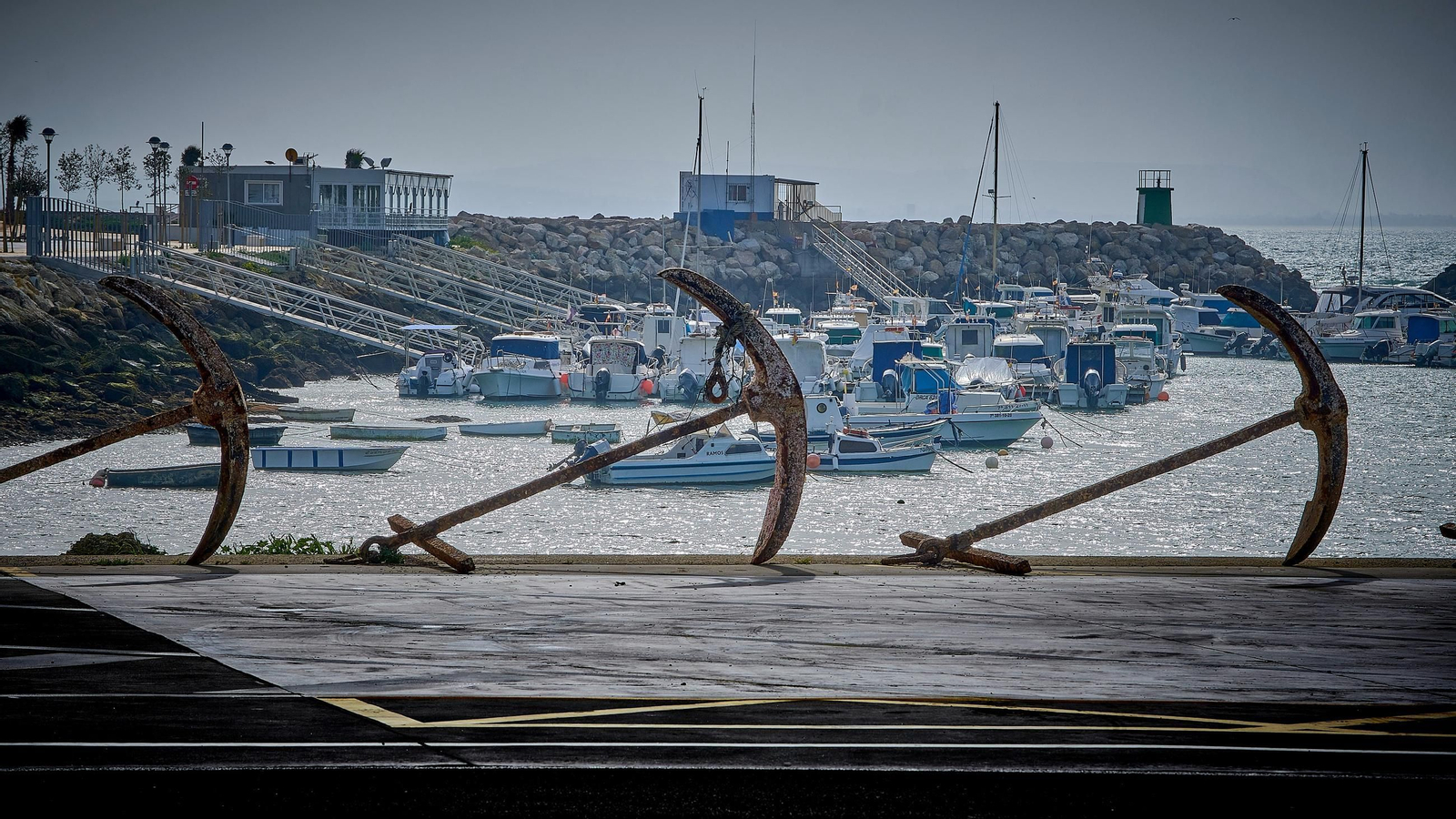 Imagen del puerto pesquero del Conil, cuya carretera de acceso tendrá senda bicipeatonal.