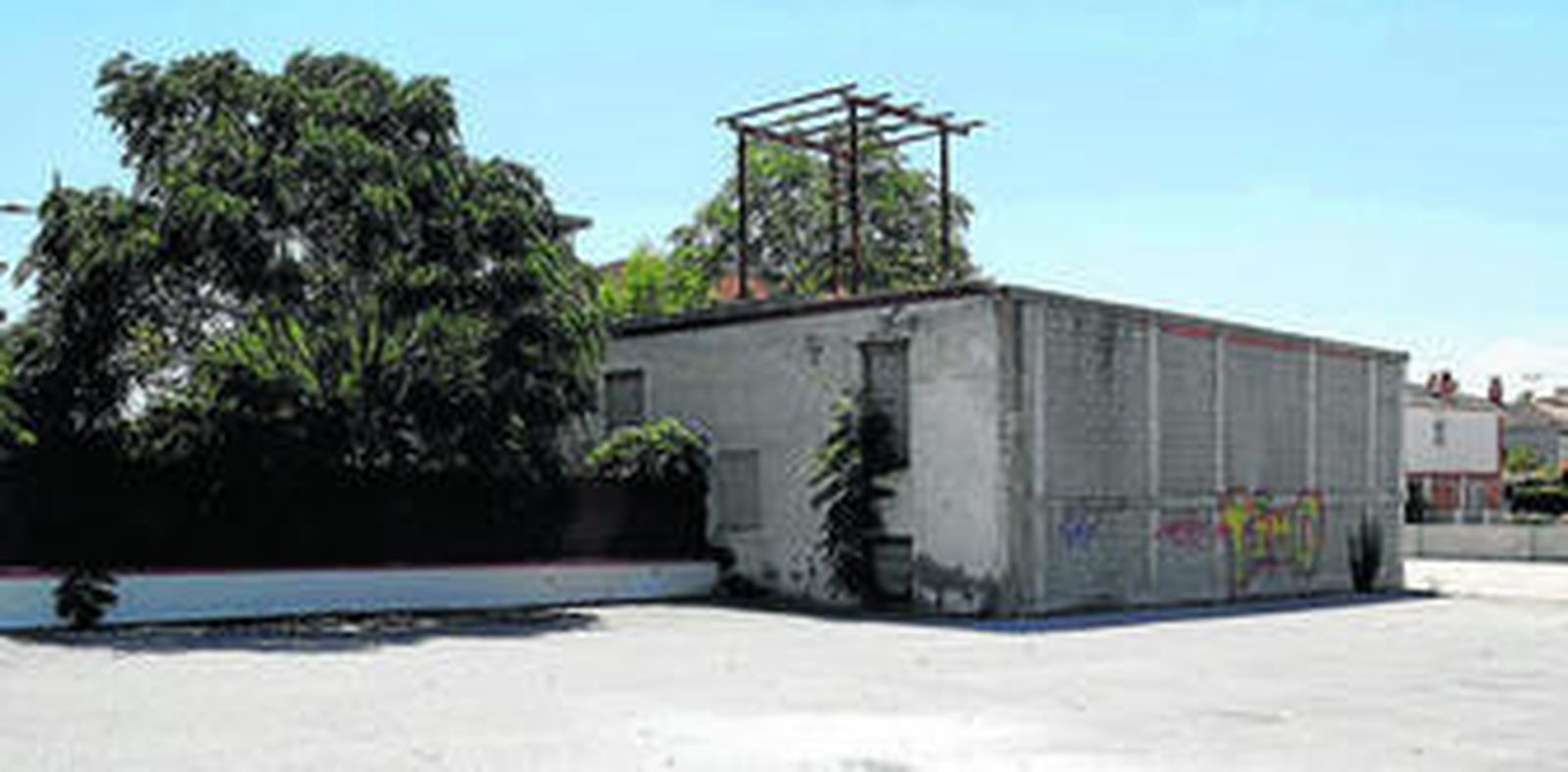 El muro de hormigón de la Casería de la Trinidad fue reconstruido ya que el supermercado anterior lo destruyó.