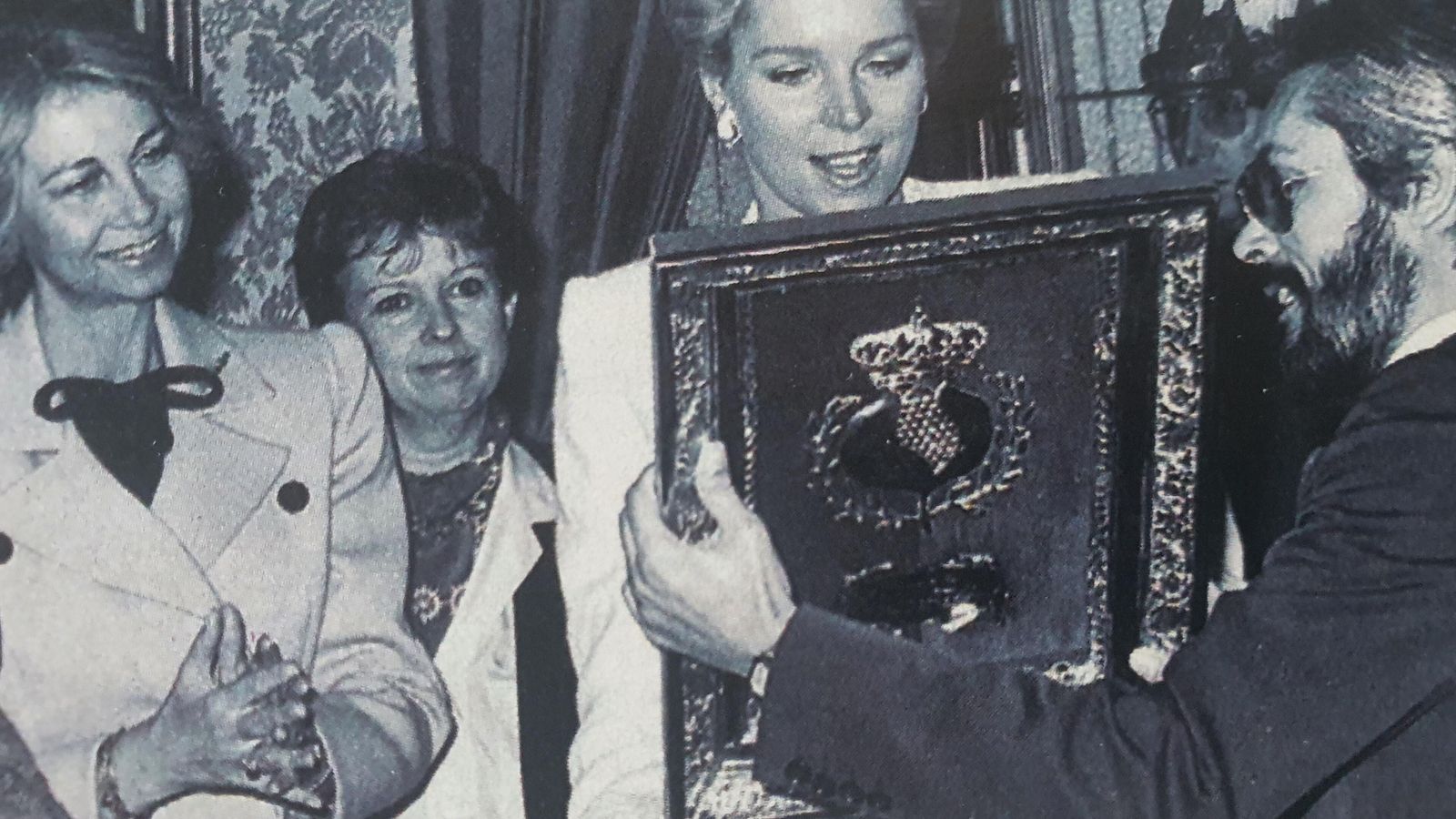 Antonio Jara entrega un obsequio a la reina Noor de Jordania, que vino acompañada por doña Sofía.