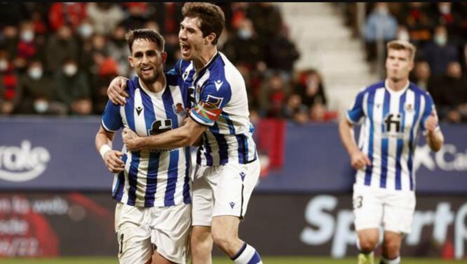 Jugadores de la Real Sociedad celebran un gol.