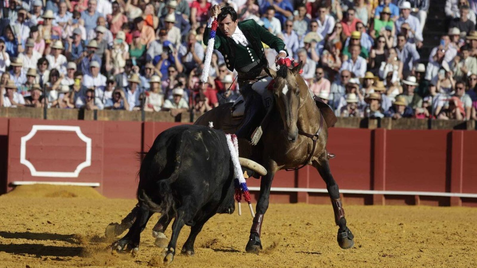 Diego Ventura 'suda tinta' y se marcha de vacío en su regreso a La Maestranza.