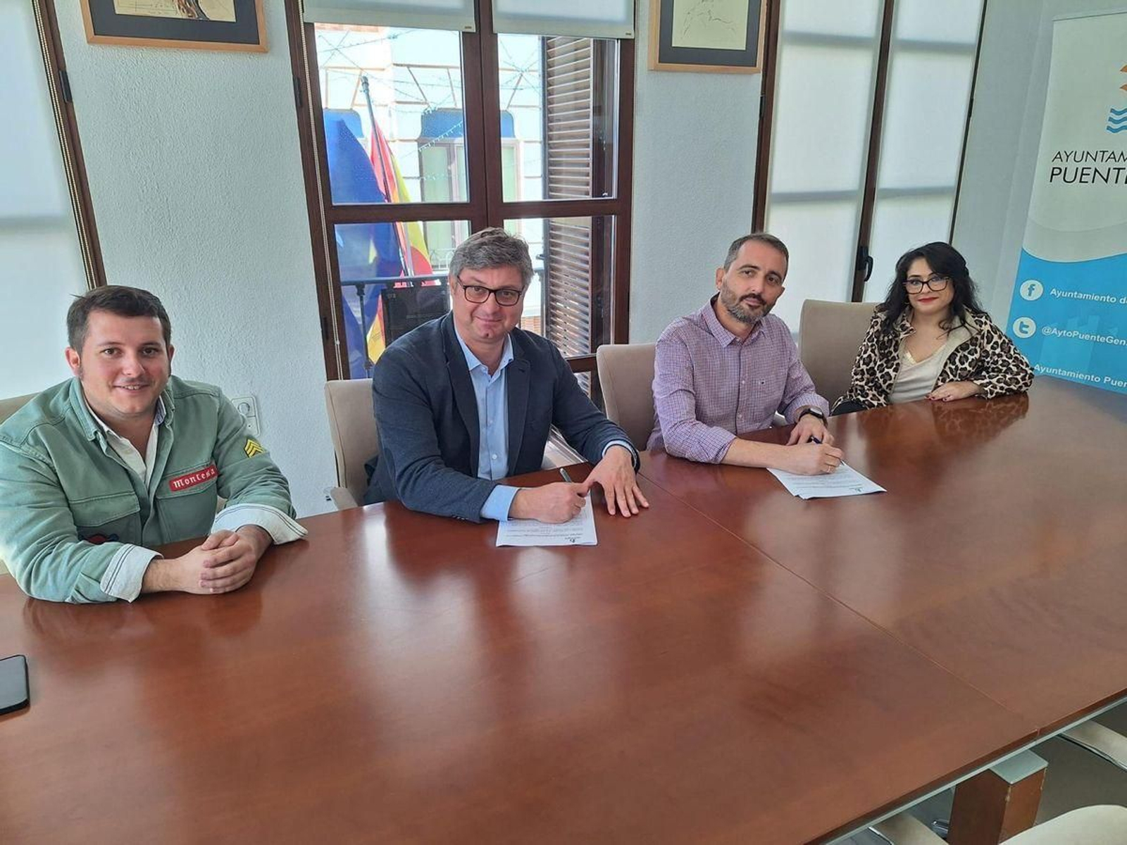 El alcalde de Puente Genil firma el convenio con el comercio local.