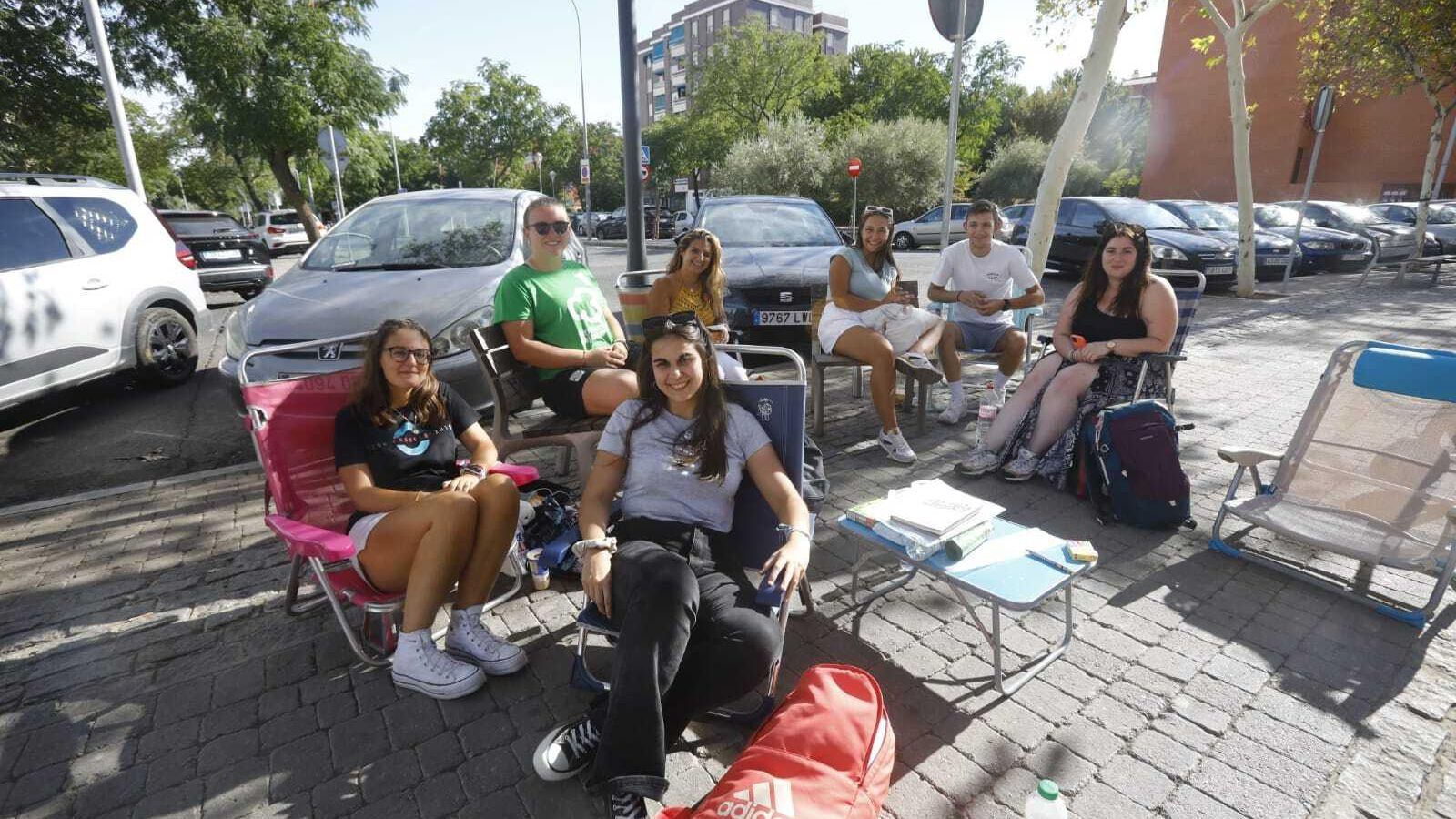 Grupo de jóvenes hacen tiempo junto a la plaza de toros para el concierto de Pablo Alborán.