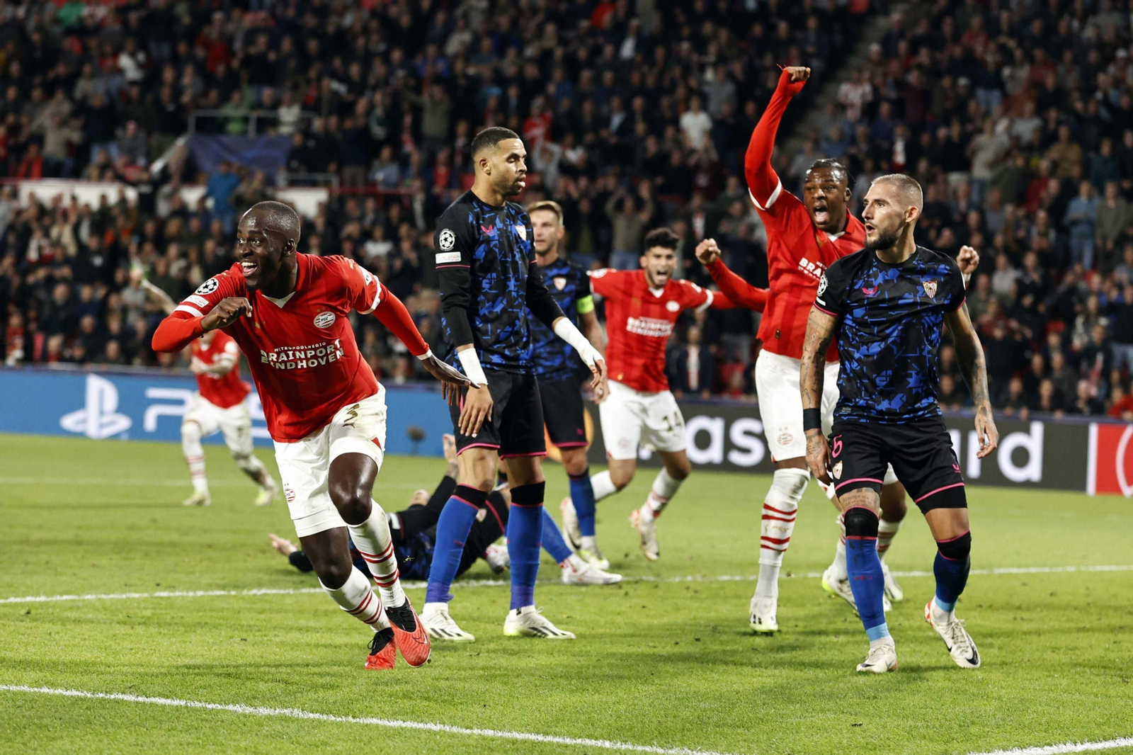 Las imágenes del PSV-Sevilla de Champions