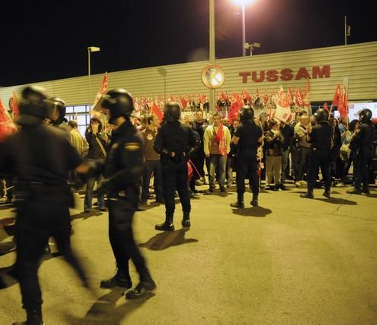 Piquetes informativos de UGT y CCOO gritan a los conductores de autobuses urbanos de Sevilla que salen de las cocheras de Tussam. 

Foto: Juan Carlos Vázquez