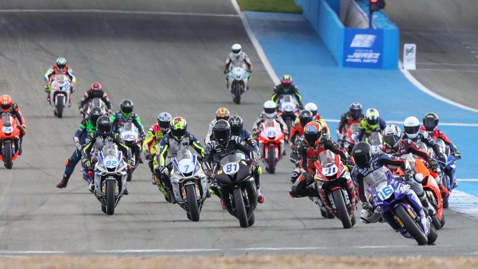 Salida de la carrera de Supersport.