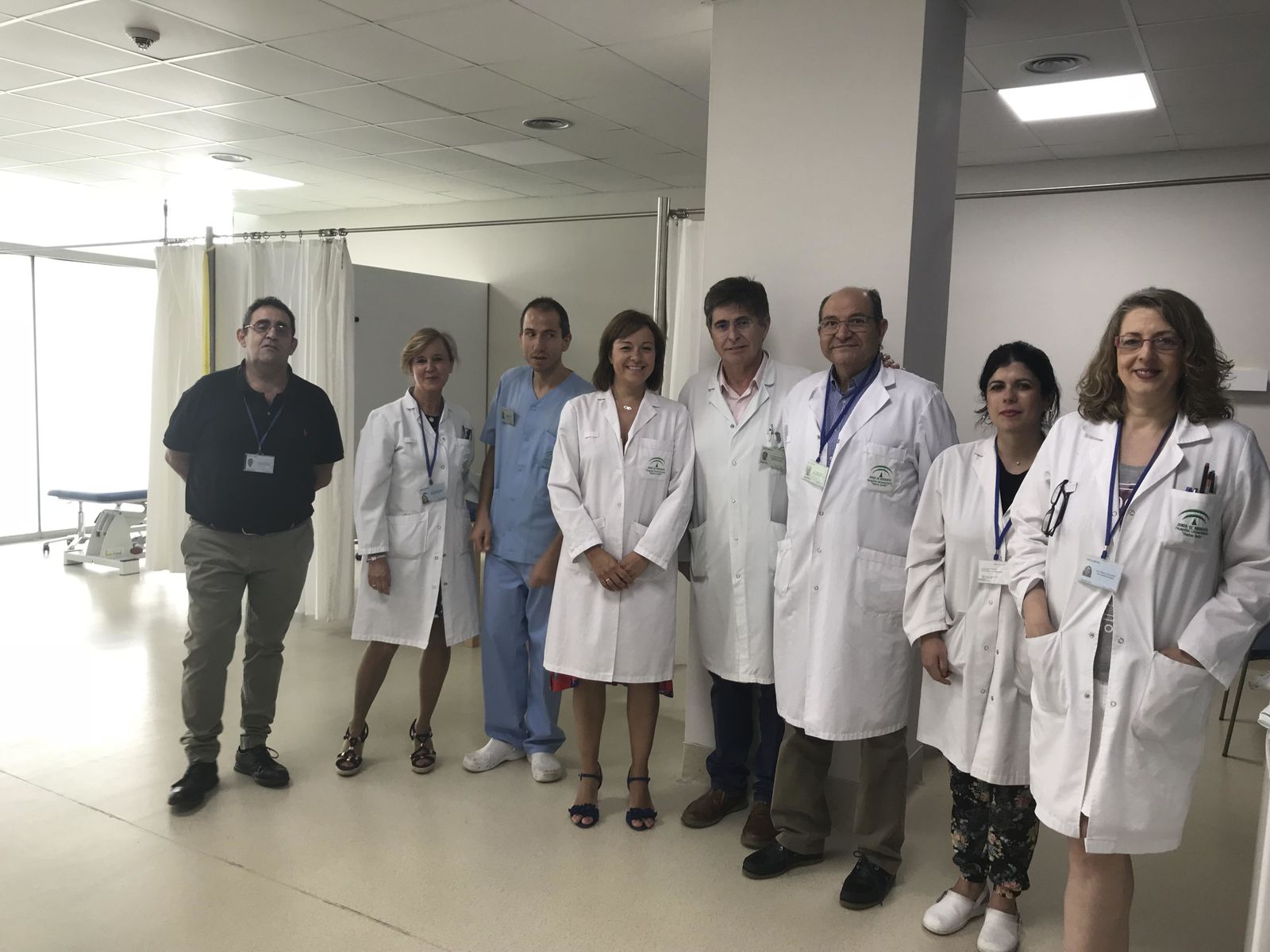 Valle García y Fernando Mayordomo con el personal médico de la nueva consulta de fisioterapia.