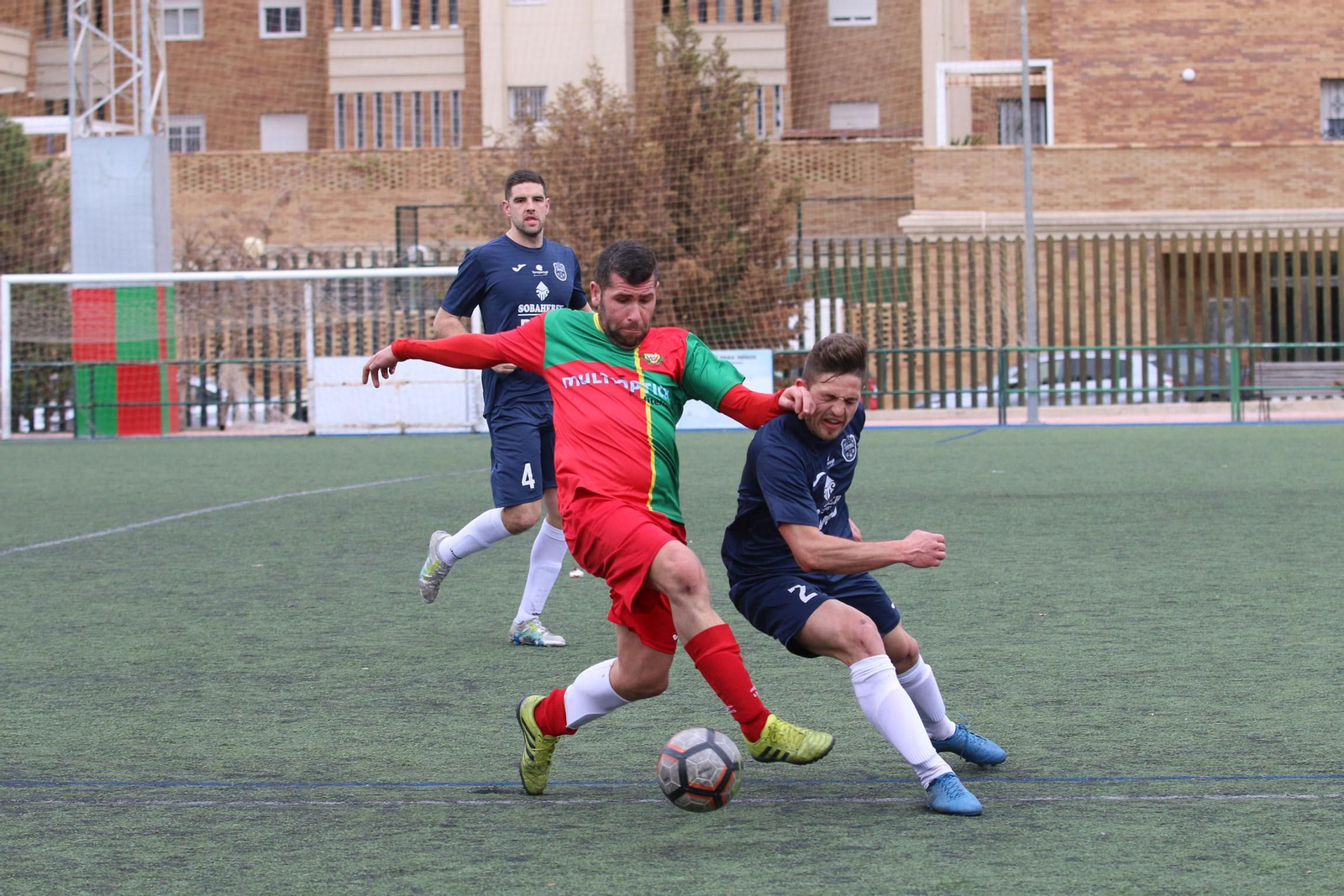 El arlequinado Añoño lucha por un balón en el Tito Pedro.