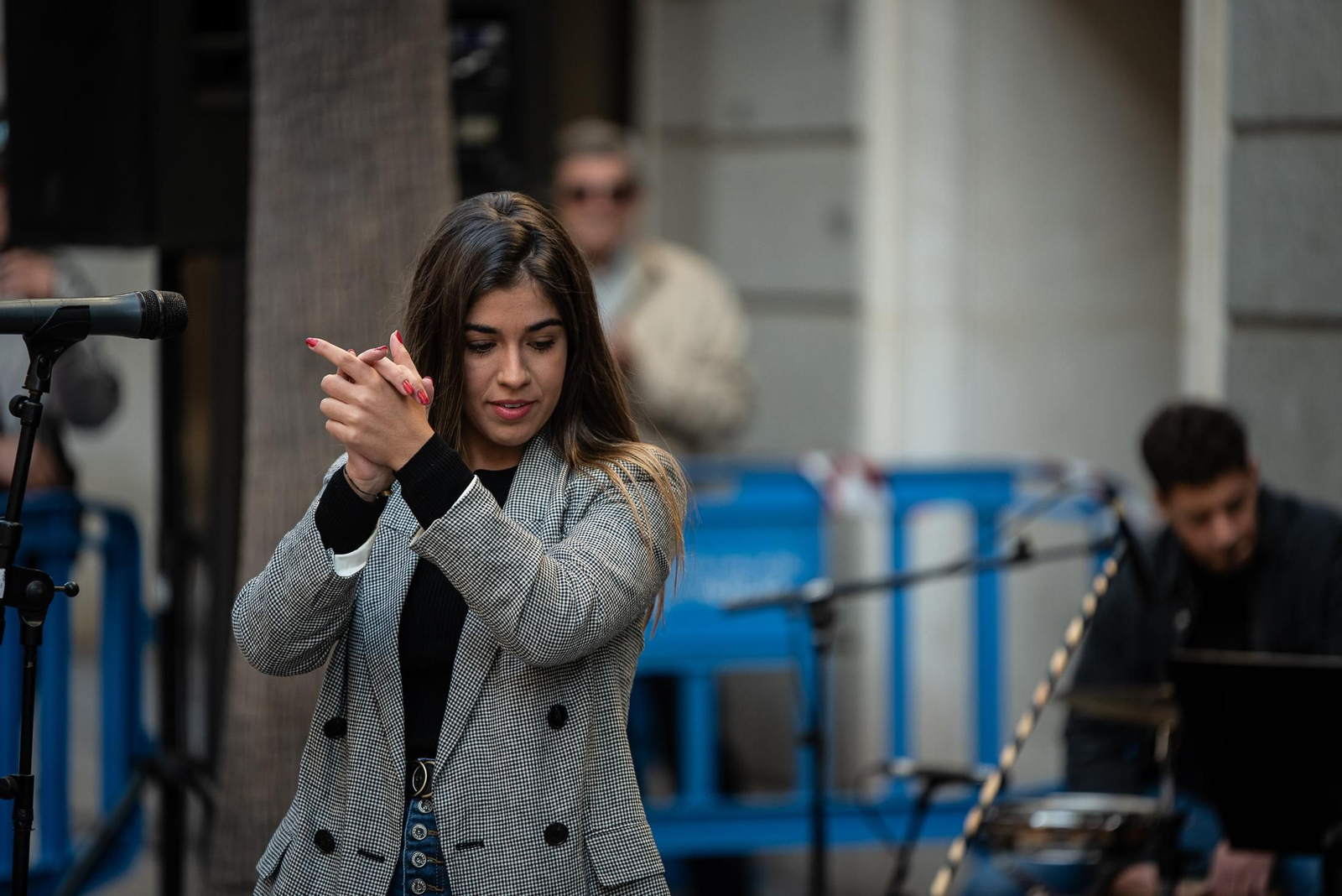 Imágenes de la Zambombá " Sones de Navidad" en la puerta de la Diputación