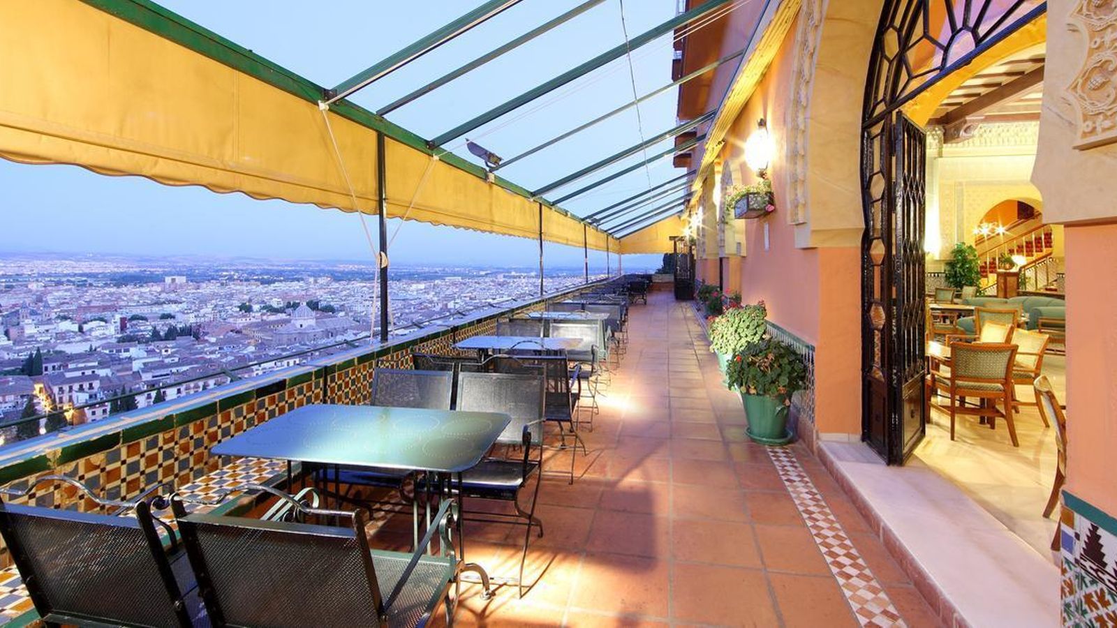 Terraza del hotel Alhambra Palace