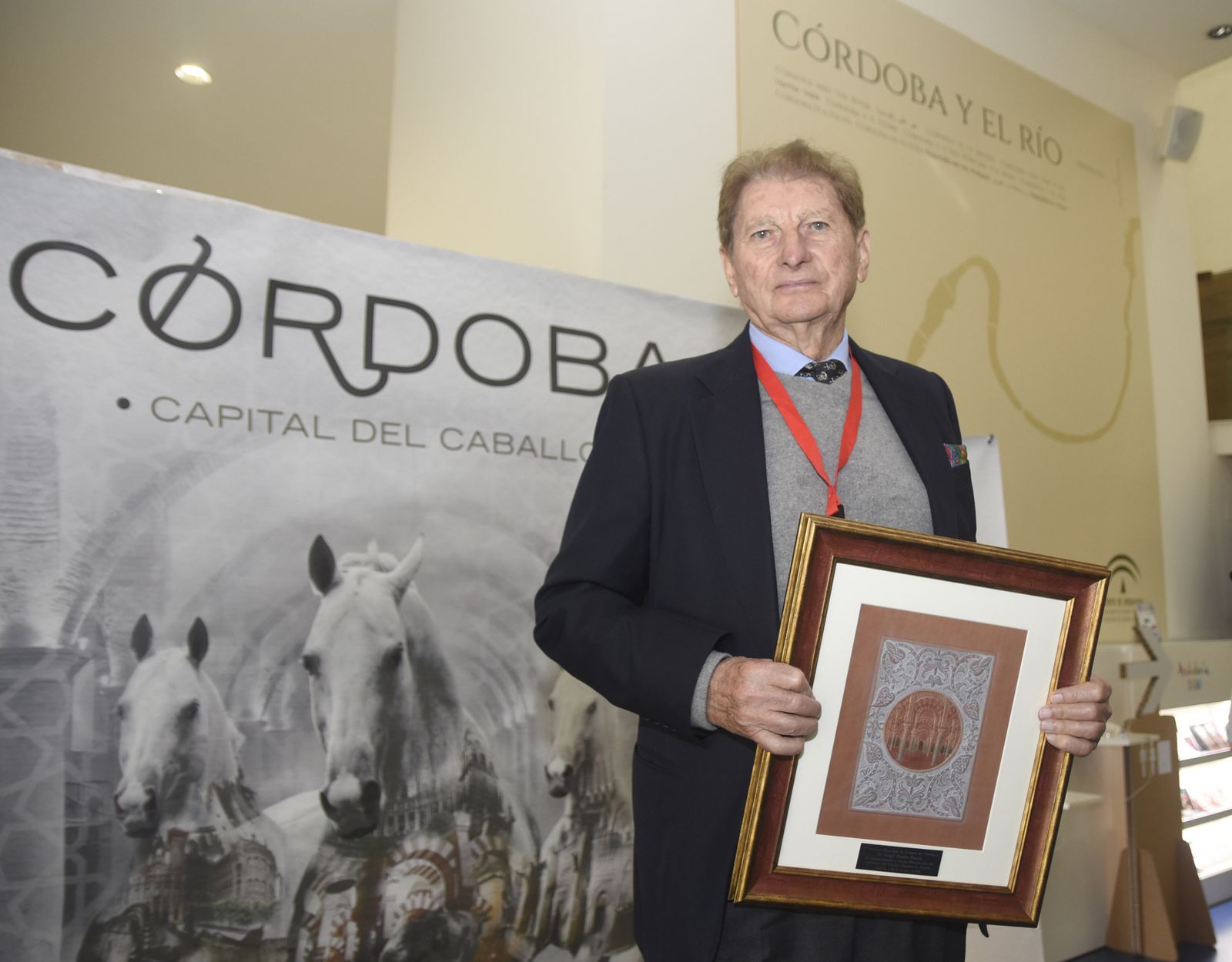 El ganadero y rejoneador sevillano Rafael Peralta muestra el cuadro recibido durante el homenaje.