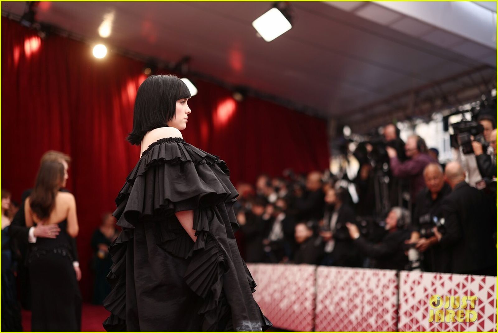 El momento gótico de Billie Eilish con un 'total look' negro de Gucci ante las cámaras.