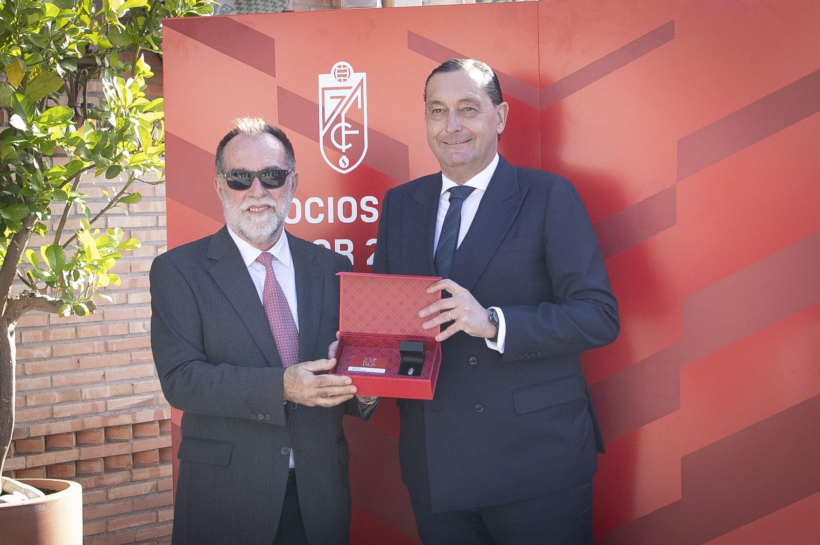 La entrega de insignias del Granada a sus abonados, en imágenes