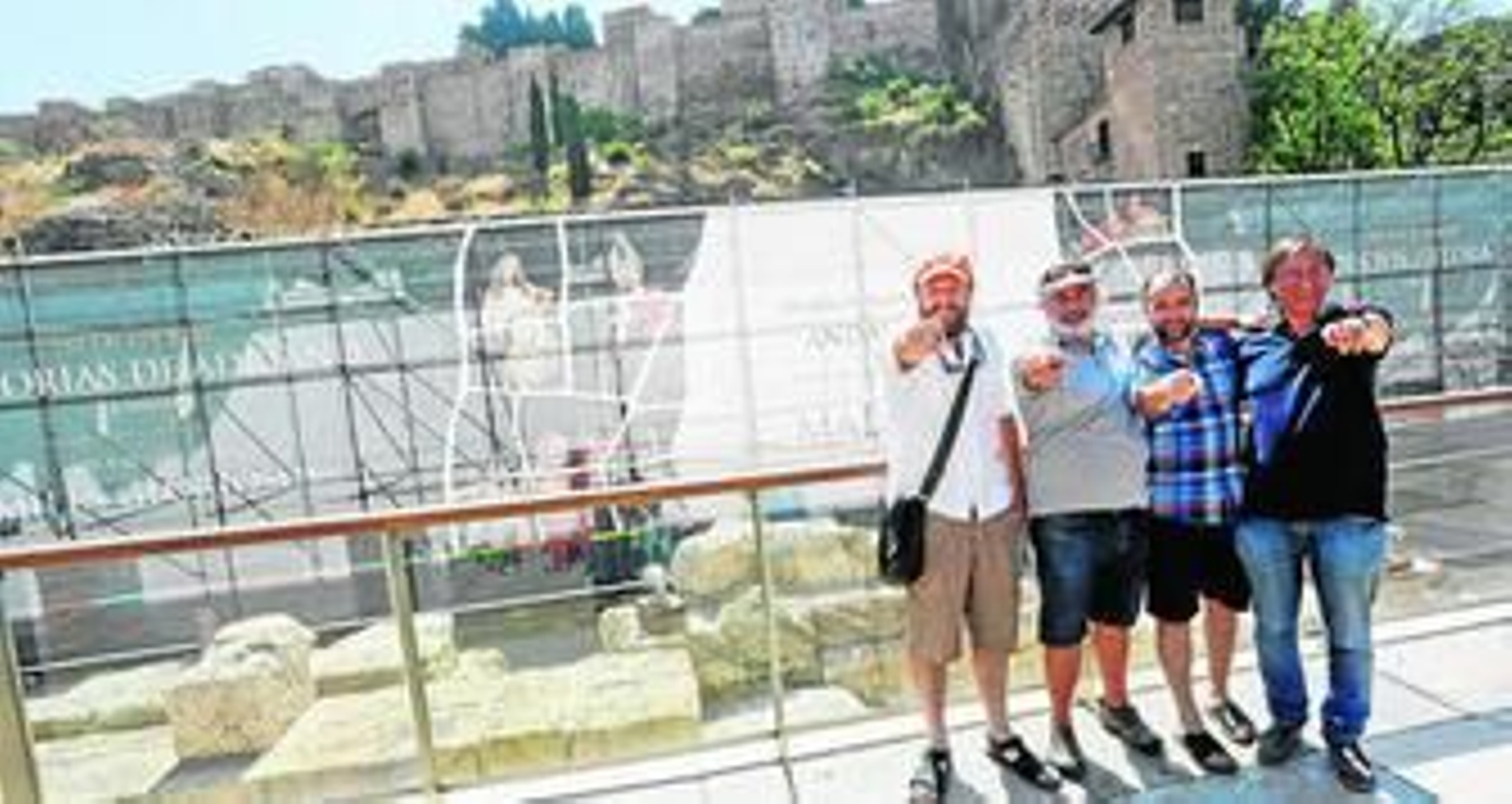 Los actores Josu Eguskiza y Pablo Baena acompañados por Sergio Rodríguez y Manuel Corrales, ayer, en el Teatro Romano.