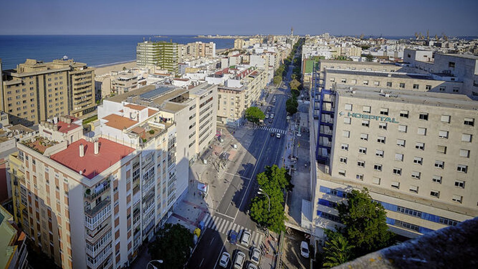 La avenida principal de Cádiz, donde hay múltiples bloques de viviendas