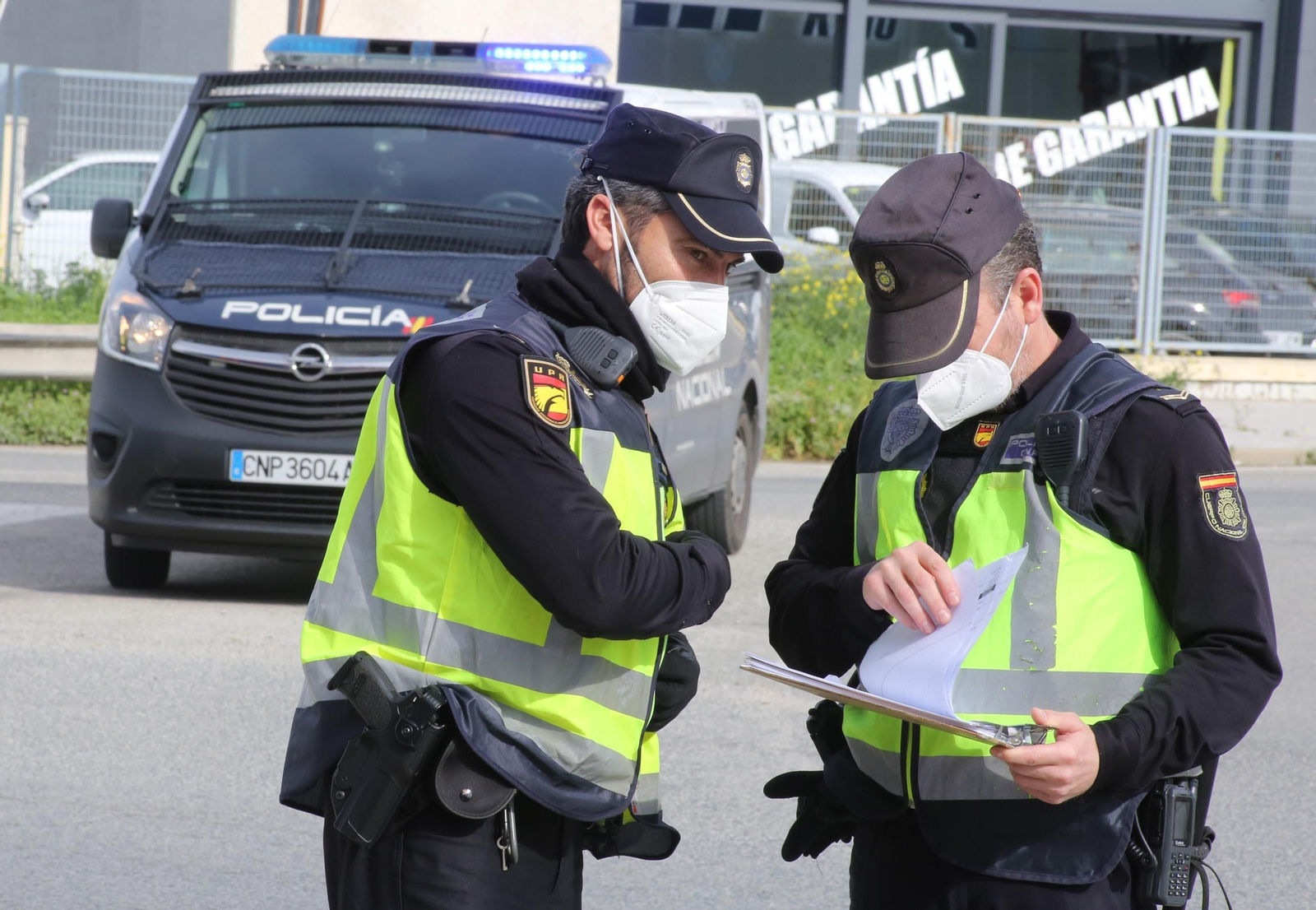 Dos agentes de la Policía Nacional de Jerez en un control de tráfico