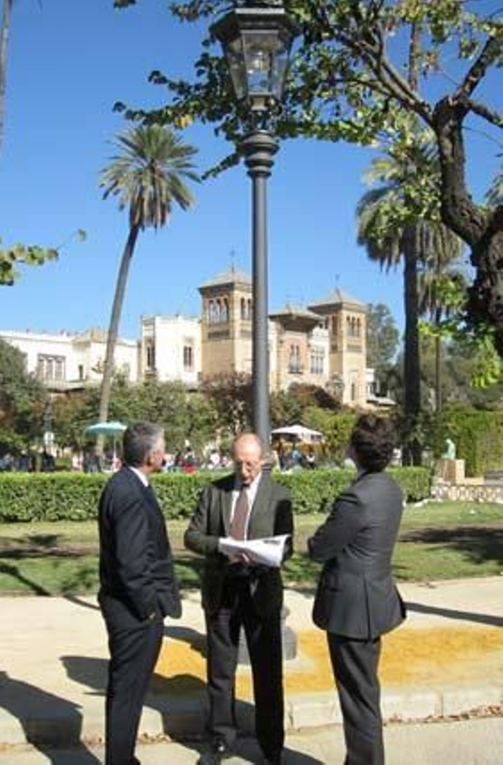 La Plaza de América luce las antiguas farolas de la Alameda de Hércules