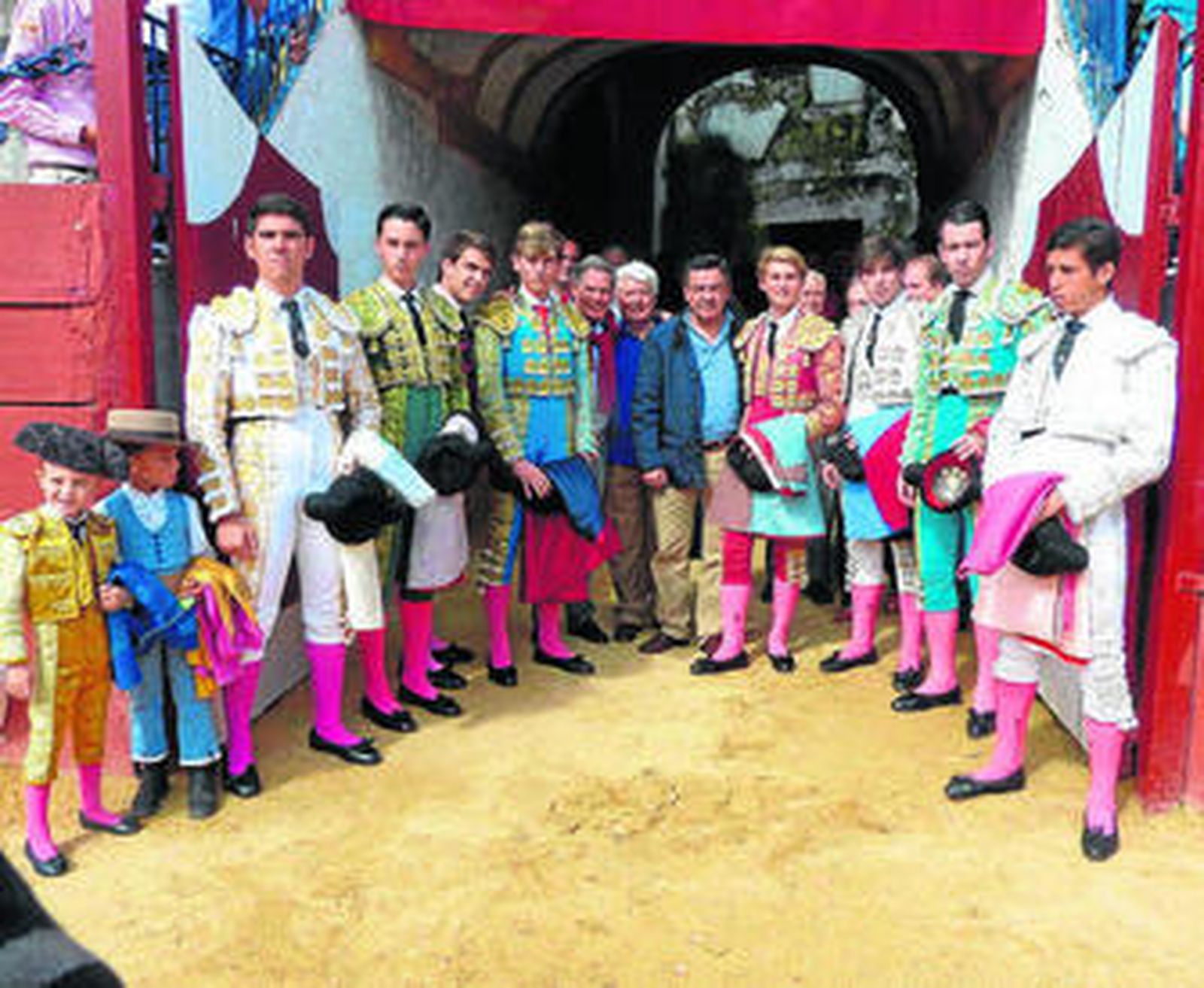 Los alumnos finalistas con el presidente de la Diputación.