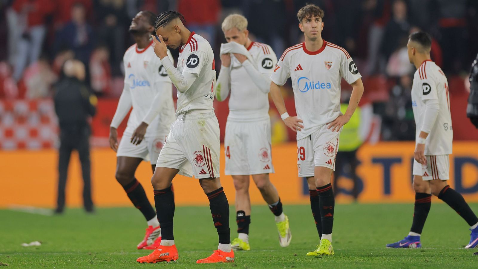 Los jugadores del Sevilla se lamentan tras la derrota ante el Celta de Vigo