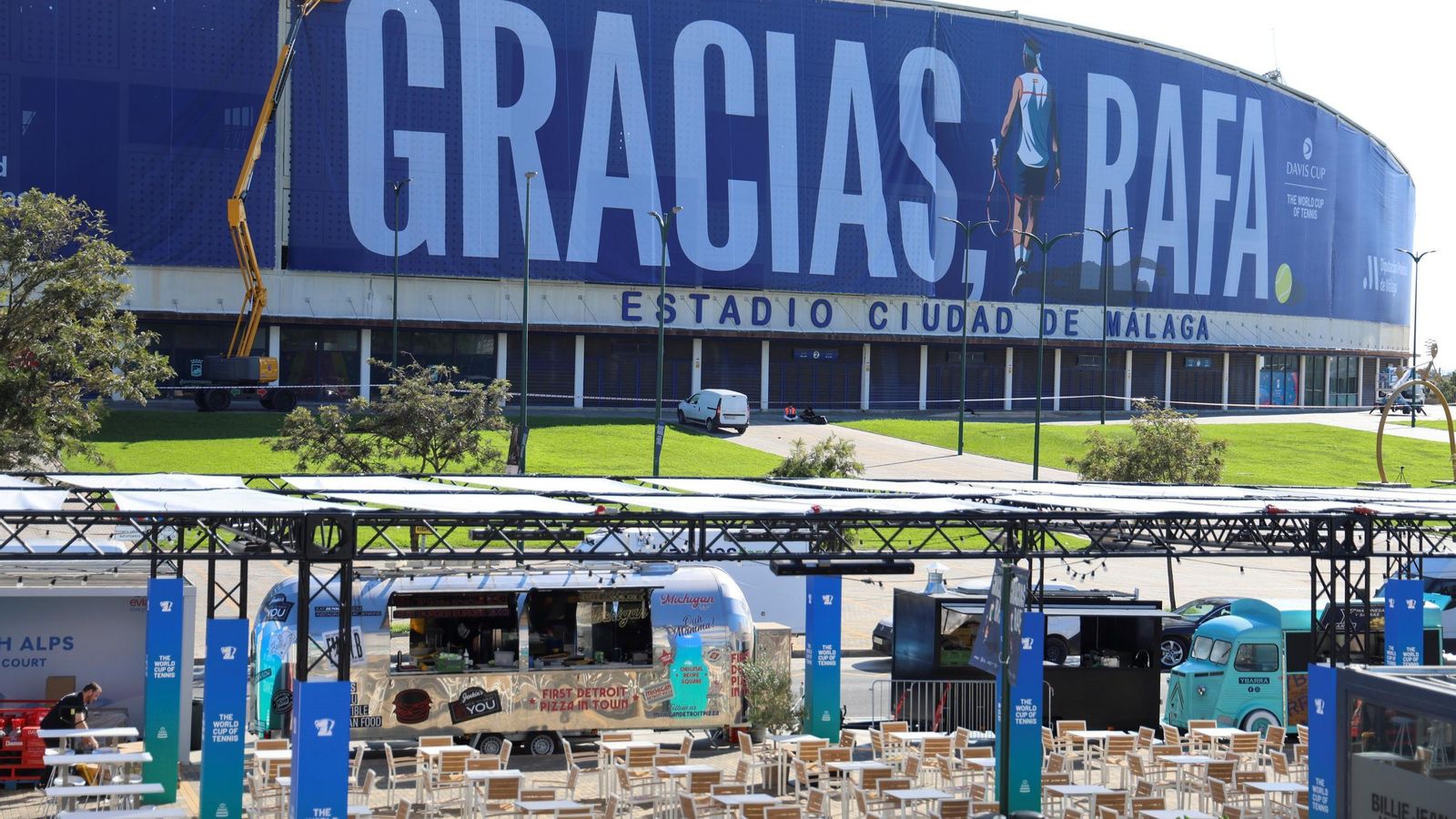 La pancarta de homenaje a Rafa Nadal en el Ciudad de Málaga, en imágenes