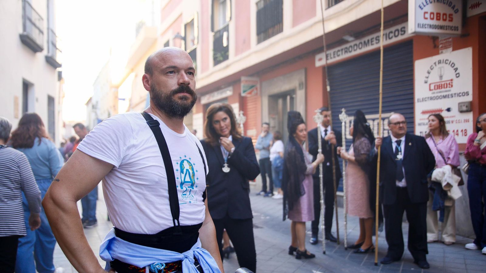 Vea la salida de la Hermandad de Los Ángeles de la Catedral de Almería