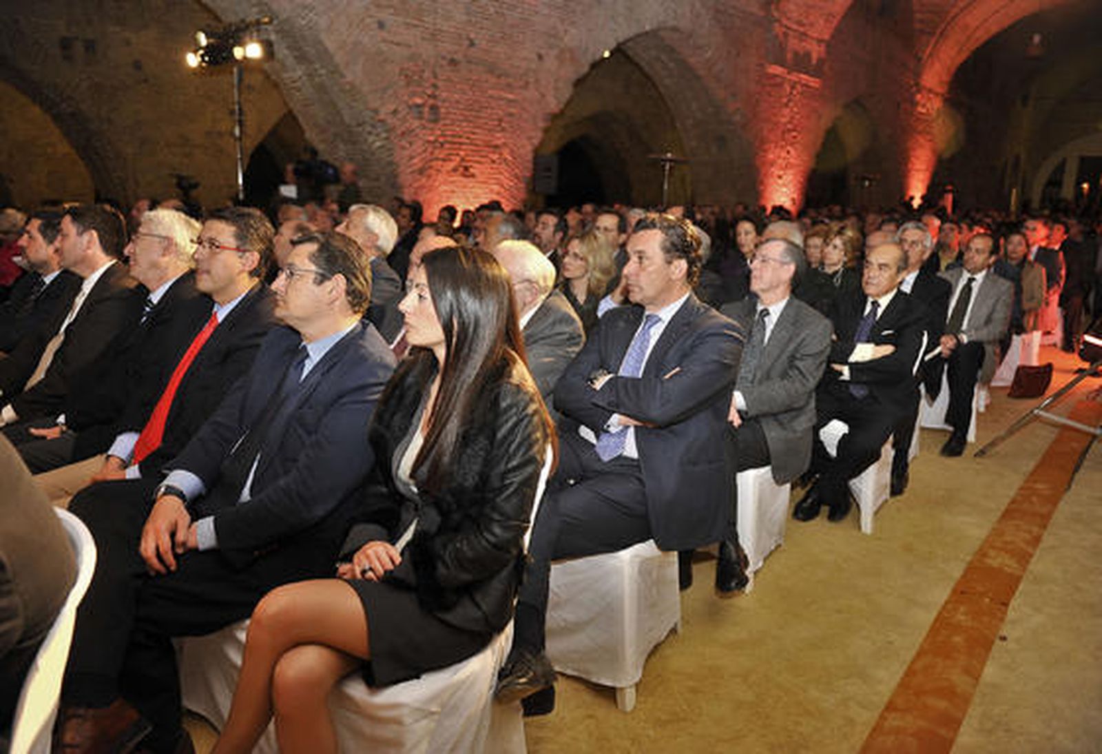 En primer término, Antonio Sanz, secretario general del Partido Popular de Andalucía, y Rosario Soto, portavoz del partido. / Juan Carlos Vázquez