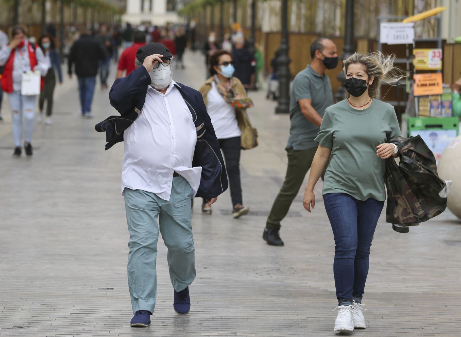 Viento, olas y surfistas para iniciar el fin de semana